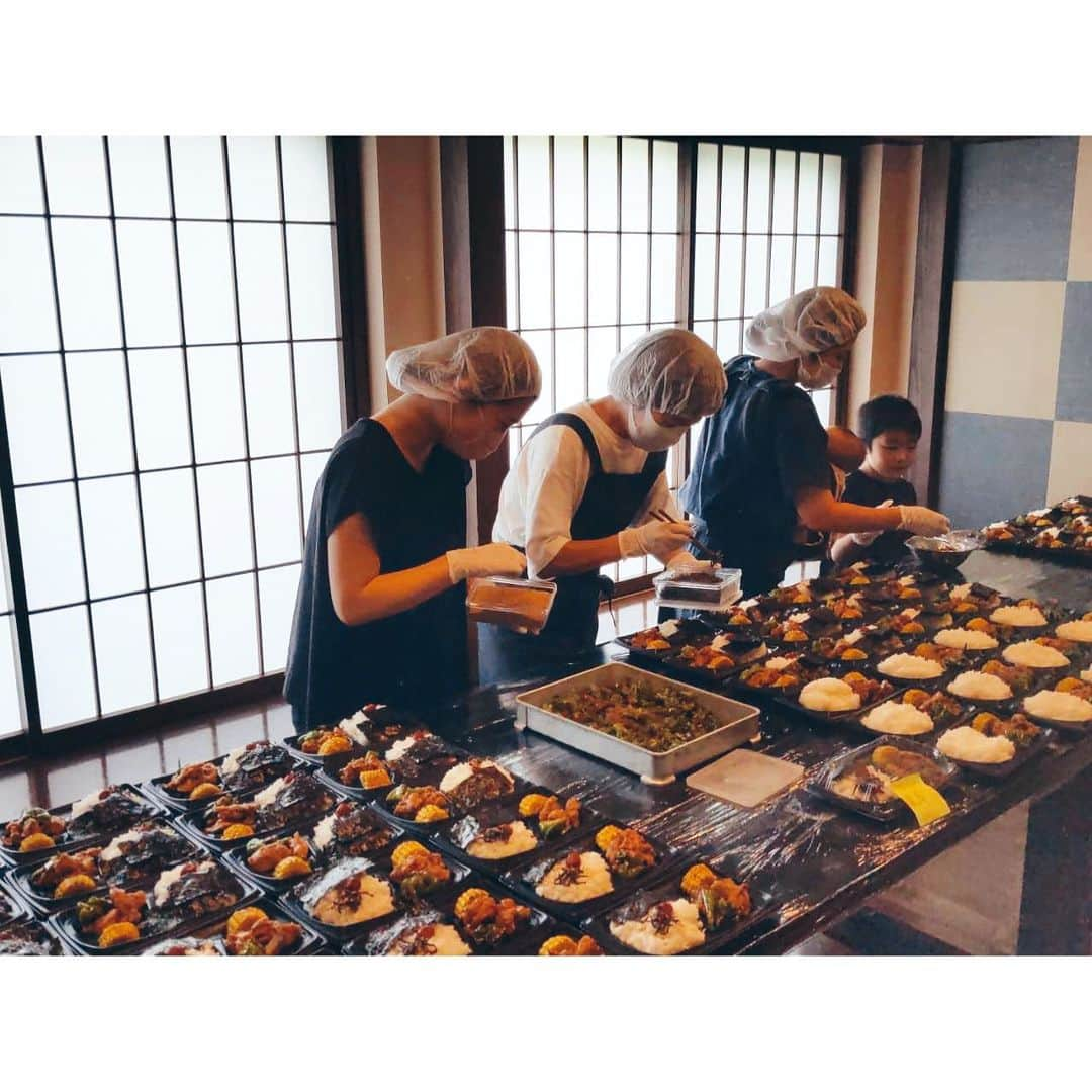 紗栄子さんのインスタグラム写真 - (紗栄子Instagram)「8月の台風・大雨の影響を受け、本日、佐賀県の「おばんざい寿栄」さんと「農家の厨　野々香」さんにご協力いただき、 佐賀県武雄町、大町町、北方町、朝日町、橘町、白石町にThinkTheDAYから、398個のお弁当をお届け致しました。  ご協力いただいた皆様のお声がけもあり、現地にてたくさんの方がボランティアとして参加してくださいました。 地元の子供達も、シール貼りや梱包のお手伝い、本当にありがとうございました😌🤲🏻  今後もお弁当の提供を続けさせていただきますので、 @_thinktheday のアカウントでも引き続き活動報告させていただきます。  まだまだ支援が行き渡っていないところもあるとのことで、 @_thinktheday のプロフィールにあるリンクより募らせていただいている支援金募集は引き続き受け付けております。  皆様からのご支援に心からお礼申し上げます。 #thinktheday #prayforjapan」8月20日 22時59分 - saekoofficial