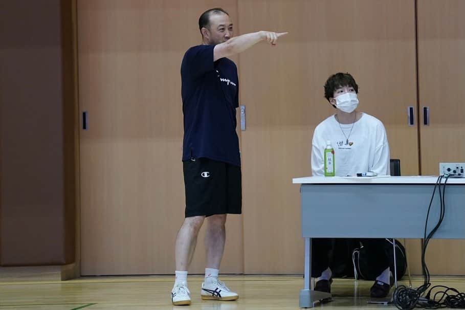 林咲希さんのインスタグラム写真 - (林咲希Instagram)「先日、白鴎大学で報告会を開いてくださったので栃木県に行きました！その際に練習を見学しました☺️ 懐かしいなと思いながら、頑張ってる姿を見れてよかったです！！ 監督とも会えてよかった🥺 　　　　　　　　　　　　　　　　　　　 　　　　　　　　　　　　　　　　 久しぶりに会った選手や、初めて会う選手もいたけど、コートの外ではみんな明るくて可愛かったです！軽いサイン会みたいになった笑 お互い頑張ろう💪🏻✨  そして、報告会を開いてくださった学長、理事長、先生方、ありがとうございました🙇🏻‍♂️✨ 皆さんに久しぶりに会えて、心から嬉しかったです😭❤️ また癒しグッズやお手紙。ありがとうございます！！ 大学時代お世話になった栃木に行けてよかったです。ありがとうございました！ 短い時間でしたが、友達も会いにきてくれました🥺 #白鴎大学 #はくおう #素敵な写真ありがとうございます ※写真の時だけマスク外させてもらってます」8月20日 23時04分 - h_kiki__7