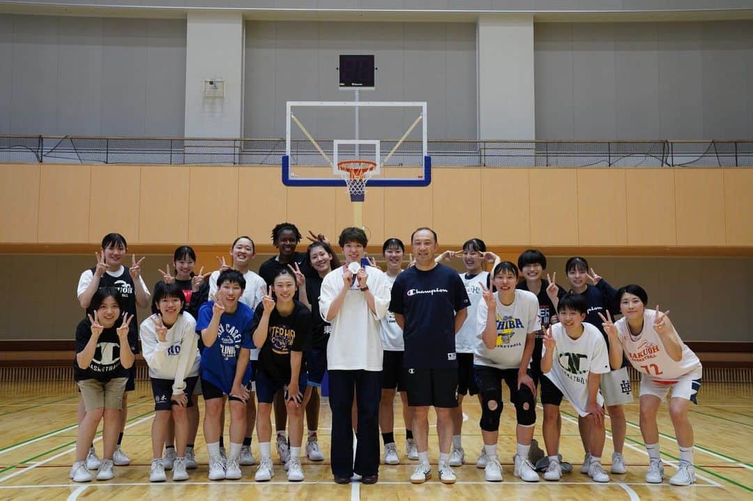 のインスタグラム：「先日、白鴎大学で報告会を開いてくださったので栃木県に行きました！その際に練習を見学しました☺️ 懐かしいなと思いながら、頑張ってる姿を見れてよかったです！！ 監督とも会えてよかった🥺 　　　　　　　　　　　　　　　　　　　 　　　　　　　　　　　　　　　　 久しぶりに会った選手や、初めて会う選手もいたけど、コートの外ではみんな明るくて可愛かったです！軽いサイン会みたいになった笑 お互い頑張ろう💪🏻✨  そして、報告会を開いてくださった学長、理事長、先生方、ありがとうございました🙇🏻‍♂️✨ 皆さんに久しぶりに会えて、心から嬉しかったです😭❤️ また癒しグッズやお手紙。ありがとうございます！！ 大学時代お世話になった栃木に行けてよかったです。ありがとうございました！ 短い時間でしたが、友達も会いにきてくれました🥺 #白鴎大学 #はくおう #素敵な写真ありがとうございます ※写真の時だけマスク外させてもらってます」