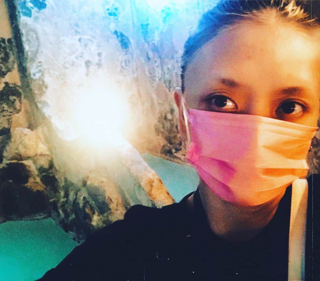 のインスタグラム：「ワクチン打てないから温泉療養がてら田舎にこもって5日目… ワクチン打てないのは肺癌の手術後だからではなく 肺気胸だからではなく 重大な副反応を起こす可能性が極めて高い体質である事をドクターが判断したからです ICUのある病院が私のような人でも受け入れてくれたら打てるかもしれません  これで少しでも良くなったら有難い😂 結局ロケハンしちゃうんだけどね😅 仕事はリモートと電話… 早く現場復帰出来るように頑張るね💪 続きは明日にする😂」
