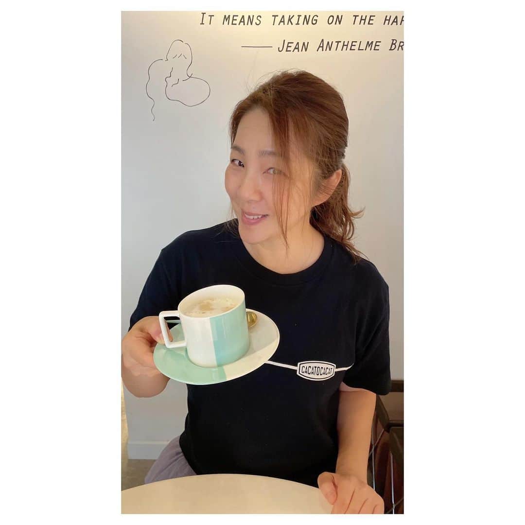 井上貴子さんのインスタグラム写真 - (井上貴子Instagram)「本日  充実  抗原検査陰性からはじまり  ティファニーで昼食を（笑）  帰宅  ヨガやりながら 50代向けと40代向けの 何パターンかのレッスン内容見直し  これがかなり充実  結果の出るミラクルな内容になった  ちなみに新しいヨガマット購入  そして 汗だくついでに べにひおのお散歩 （この時間がだいすき）  そしてまさかの 1日2回の行きつけ店へ  安心してください  お茶ですからー よく読んでみてーーー（笑）  高価なお茶をご馳走になりました  ティファニーで夕食を（笑）  黙食  マスク  NO三密  Happyで^ ^  プロフィール画面に記載のURLより 通販サイト「神取屋」に飛べます^ ^  コロナ禍に携わる全てのお仕事の皆様。 心から感謝しています。 引き続き油断せずお気をつけてお過ごし下さいませ。 #井上貴子  #LLPWX #女子プロレス #紅緒と柊音 #トイプードル #cacatocacat #黙食 #NO三密 #一粒万倍日 #抗原検査陰性 #潜伏もなし #ALE #ティファニーで昼食を #ティファニーで夕食を #ヨガレッスン #早く伝えたい #www.instagram.com/llpwxofficial #llpwxインスタあります #LLPWXYouTube再開です #チャンネル登録お願い致します #カンドリーチキンカレー売れてます #神取テレビチャンネル登録お願いします #LLPWX通販サイト神取屋 #Twitterも見てね #感謝 #STOPCOVID19」8月20日 23時24分 - takaco_inoue