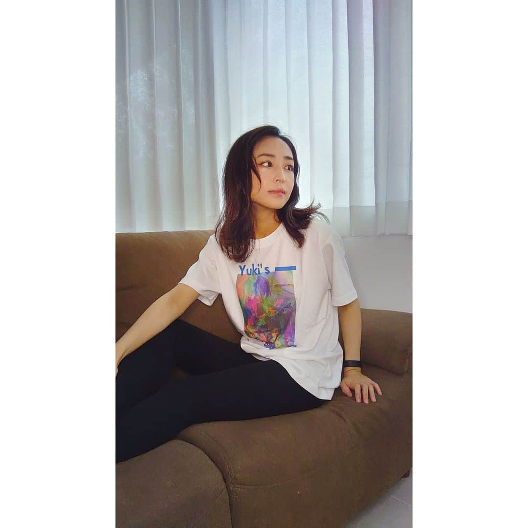 Yukiさんのインスタグラム写真 - (YukiInstagram)「私のオリジナルTシャツ、新しいデザインができました！ ライブ写真を使ってデザインしてみました。 色は黒と白の2種類。  Yuki's Blue Rosesというオンラインショップで販売していますので、よかったら検索してみてください。  今は予約販売を受け付けています。 ご予約いただいてから制作しますので、お届けは9月中旬以降になりますがご了承ください。」8月21日 0時10分 - d_drive_gt_yuki