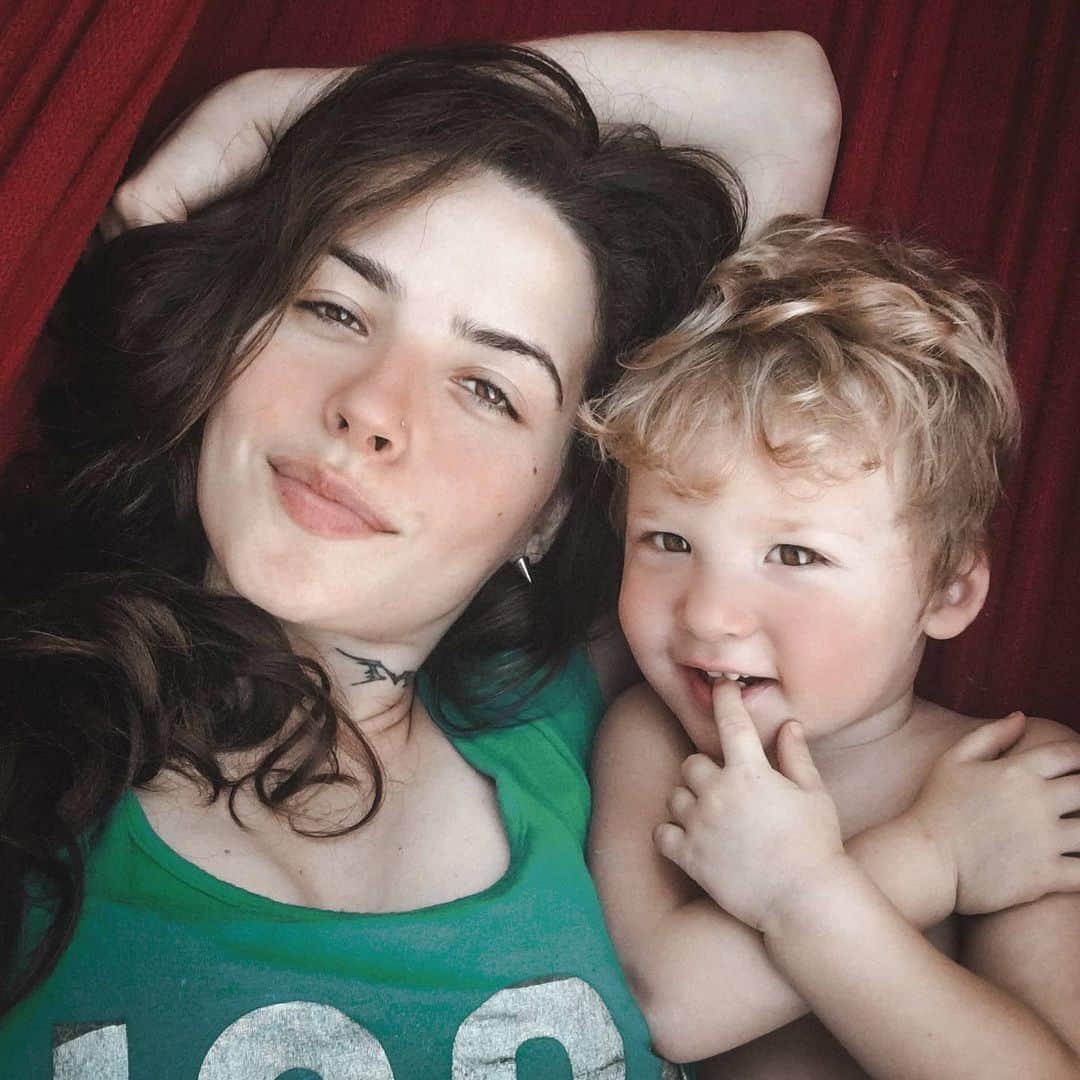 Anna Vargasのインスタグラム：「Chorei hoje de manhã vendo alguns vídeos de mães afegãs entregando seus bebês a completos estranhos, por se encontrarem numa situação em que essa parece ser a única forma de garantir sua segurança, sua felicidade, seu futuro. E, estando aqui com o meu pequeno (que já não é mais tão pequeno como nessas fotos), na segurança e conforto do nosso lar, pus-me a pensar no tanto de privilégios que tomo como garantidos. O direito de ter meu filho em meus braços e poder vê-lo crescer. O direito de ensiná-lo sobre os valores e visão de mundo que eu decido, sem me preocupar se ter uma opinião divergente pode colocá-lo em perigo de morte, agressões ou mesmo reprovação social quando crescer. O direito de exibir meu rosto e meu corpo de acordo com o meu julgamento e não conforme me é imposto. O direito de ser considerada pelo meu esposo como igual, como um ser autônomo, e ter um papel colaborativo com ele na construção da nossa vida. O direito de aprender, de me educar constantemente e de escolher o papel que quero desempenhar na sociedade. O direito de expressar minhas opiniões sem ser calada, mesmo que seja cobrada ou julgada por aquilo que escolho expressar. É desesperador imaginar uma existência sem essas prerrogativas. Na verdade, penso que essa é a representação exata de uma não-existência. Fiquemos sempre alertas para que nenhum desses direitos nos seja tirado. Sei que isso tem zero efeito prático para elas... Mas, minha solidariedade está com as mulheres afegãs nesse momento. Não consigo imaginar a dor de entregar um filho para talvez nunca mais vê-lo.😔 E que ninguém ouse me falar de diferenças culturais sem admitir que essa é uma cultura absolutamente opressiva, injusta, abusiva e nojenta com a metade desfavorecida da população. Não precisa nem ser feminista pra ver o que está óbvio pra quem quiser olhar. . #afeganistão #taleban #taliba #secularhumanism #humanism #maeefilho」