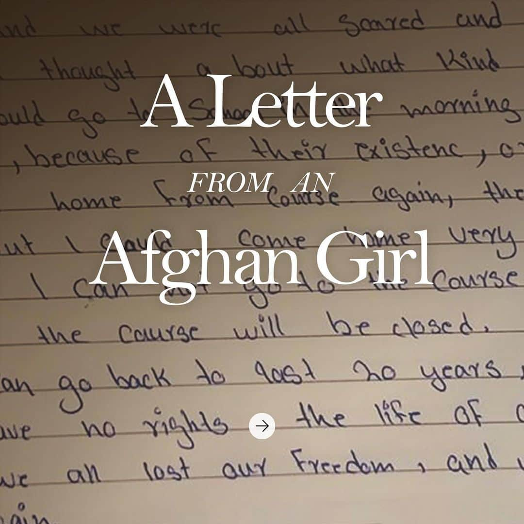 アンジェリーナ・ジョリーのインスタグラム：「This is a letter I was sent from a teenage girl in Afghanistan. Right now, the people of Afghanistan are losing their ability to communicate on social media and to express themselves freely. So I’ve come on Instagram to share their stories and the voices of those across the globe who are fighting for their basic human rights.   --  I was on the border of Afghanistan two weeks before 9/11, where I met Afghan refugees who had fled the Taliban. This was twenty years ago.   It is sickening to watch Afghans being displaced yet again out of the fear and uncertainty that has gripped their country.   To spend so much time and money, to have blood shed and lives lost only to come to this, is a failure almost impossible to understand.  Watching for decades how Afghan refugees - some of the most capable people in the world - are treated like a burden is also sickening. Knowing that if they had the tools and respect, how much they would do for themselves. And meeting so many women and girls who not only wanted an education, but fought for it.  Like others who are committed, I will not turn away. I will continue to look for ways to help. And I hope you’ll join me.  #Afghanistan #AfghanWomen #AfghanGirls #HumanRights   Photo of Afghan women by @lynzybilling」