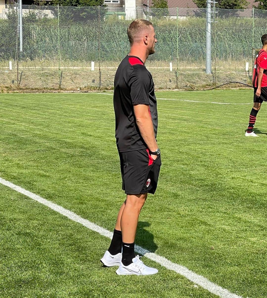 イニャツィオ・アバーテさんのインスタグラム写真 - (イニャツィオ・アバーテInstagram)「Grazie @acmilan per avermi concesso questa grande opportunità! Iniziare la mia carriera da allenatore con questi colori è un privilegio e motivo di orgoglio! Lavorare con i giovani sarà bellissimo, stimolante e mi arricchirà notevolmente! Sarà la mia passione a ripagare la fiducia con la quale mi hanno accolto i miei ragazzi...#milanyouth #under16 #conilmilannelcuore 🔴⚫️ 💪🏻」8月21日 2時03分 - ignazioabate