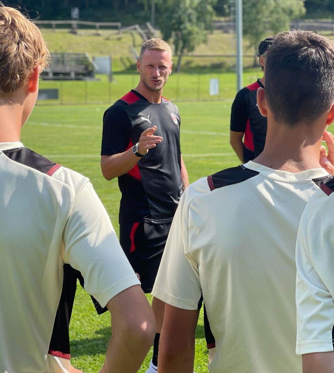 イニャツィオ・アバーテのインスタグラム：「Grazie @acmilan per avermi concesso questa grande opportunità! Iniziare la mia carriera da allenatore con questi colori è un privilegio e motivo di orgoglio! Lavorare con i giovani sarà bellissimo, stimolante e mi arricchirà notevolmente! Sarà la mia passione a ripagare la fiducia con la quale mi hanno accolto i miei ragazzi...#milanyouth #under16 #conilmilannelcuore 🔴⚫️ 💪🏻」