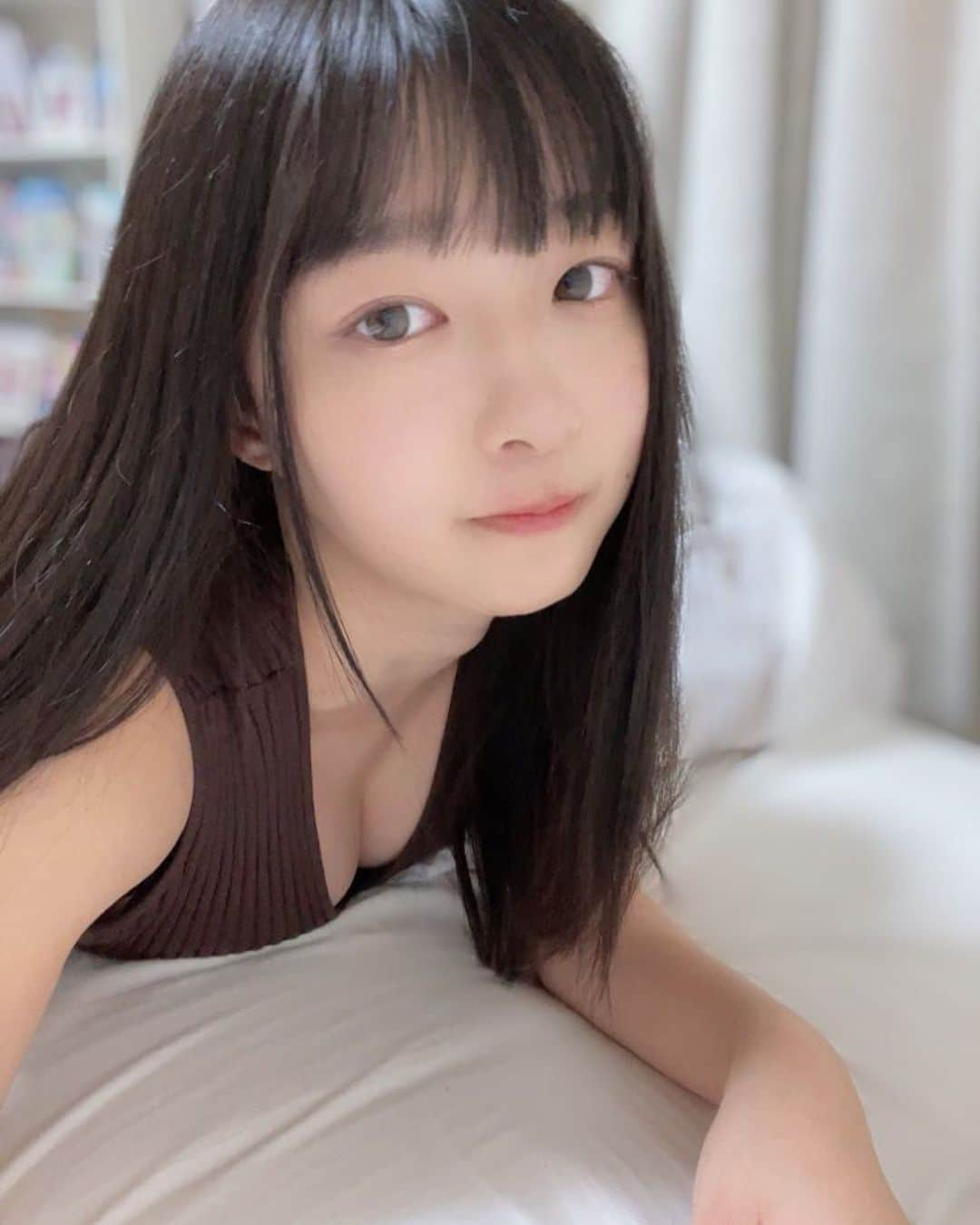 我妻ゆりかさんのインスタグラム写真 - (我妻ゆりかInstagram)「(最近の私の考えてること) (結構長いから見たい人だけ…！😂)  甘えんぼ聴いてたら甘えたくなったけど甘える人もいないから寂しくなった無念… 我妻ちゃんは…めちゃくちゃ甘えてそうに思われるけど、甘えないタイプ🐶よく懐くけどね()  懐くと甘えるは似てるようで違う気がする…！！  甘えるは信用して全て委ねててどんな顔になってるのかも分からないけど まぁいいや〜って思える((* ॑꒳ ॑* ))  懐くのは実はちょっと自制してる🐶 このラインは超えちゃいけないぞ！自分！みたいな…！  プライベートでの 思わせぶりは好きじゃないかも… どうして思わせぶりする必要がある…？ なんのために…？誰のために…？ 混乱してきた！！！！！ 嘘をつく意味とは…()  我妻ちゃんはいつも嘘はつかないようにしてる🐕  何も考えてないようでしっかり考えてるので意外と我妻ちゃんは大丈夫だったりする…😤悪い人に着いて行く子では無いので安心してね🌸 断ることだって既読無視だってちゃんと出来ます🙆🏻‍♀️  でもきっと 何も考えてないように見られる方がきっと生きやすいことだってあるよなぁって気持ちもある〜🐼  毎回100％完璧にってよりも70％できればいいって思った方がきっと生きやすいときもあるなぁって だけど100％完璧で頑張ってる人も素敵だし、魅力的だし本当に尊敬するし羨ましくも思う…！🔥🔥🔥  どっちも私は好きだけど、(完璧じゃなくちゃいけない…！これができなかった…)って落ち込んで生きてた私よりも、(完璧じゃなくてもいいや〜今日早起きしただけでも偉いよ〜)って思って生きる方が幸せ度数あがったから我妻ちゃんはこっちが向いてるんだとおもう〜( ˶˙ᵕ˙˶ )  最近嬉しかった言葉｢何も考えてないようで意外と周りを見ているよね、凄いよ、｣と言われたことです、嬉しかった、気づかれなくていい事だけどなんか嬉しかった〜！  甘えたいな〜甘えたいな〜👼🏻  友達とノリで占いしたら🔮 私何も言ってないのに会話一言目で私を見るなり、 ｢父親の愛に飢えてますね〜｣って言われた… だから私は好きなタイプ｢年上｣なのか… 小学生のときから年上の男性を見たり、誰かのパパを見て、この人がパパだったらて想像しちゃうときもあるからめちゃくちゃ当たってるかもしれない…」8月21日 2時47分 - wagatsuma_yurika