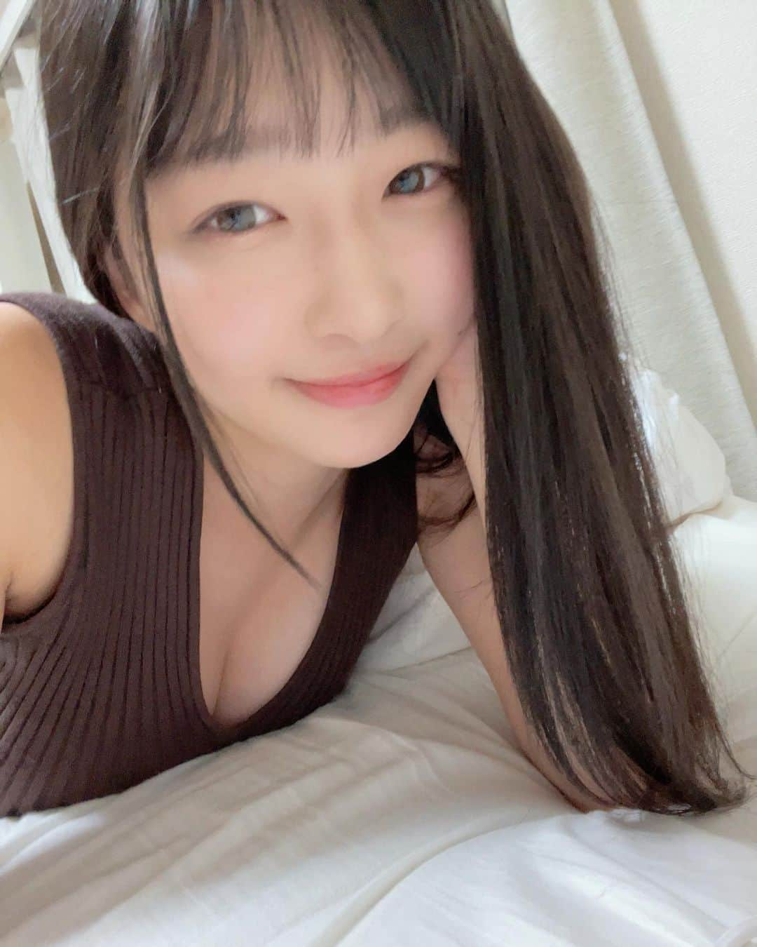 我妻ゆりかさんのインスタグラム写真 - (我妻ゆりかInstagram)「(最近の私の考えてること) (結構長いから見たい人だけ…！😂)  甘えんぼ聴いてたら甘えたくなったけど甘える人もいないから寂しくなった無念… 我妻ちゃんは…めちゃくちゃ甘えてそうに思われるけど、甘えないタイプ🐶よく懐くけどね()  懐くと甘えるは似てるようで違う気がする…！！  甘えるは信用して全て委ねててどんな顔になってるのかも分からないけど まぁいいや〜って思える((* ॑꒳ ॑* ))  懐くのは実はちょっと自制してる🐶 このラインは超えちゃいけないぞ！自分！みたいな…！  プライベートでの 思わせぶりは好きじゃないかも… どうして思わせぶりする必要がある…？ なんのために…？誰のために…？ 混乱してきた！！！！！ 嘘をつく意味とは…()  我妻ちゃんはいつも嘘はつかないようにしてる🐕  何も考えてないようでしっかり考えてるので意外と我妻ちゃんは大丈夫だったりする…😤悪い人に着いて行く子では無いので安心してね🌸 断ることだって既読無視だってちゃんと出来ます🙆🏻‍♀️  でもきっと 何も考えてないように見られる方がきっと生きやすいことだってあるよなぁって気持ちもある〜🐼  毎回100％完璧にってよりも70％できればいいって思った方がきっと生きやすいときもあるなぁって だけど100％完璧で頑張ってる人も素敵だし、魅力的だし本当に尊敬するし羨ましくも思う…！🔥🔥🔥  どっちも私は好きだけど、(完璧じゃなくちゃいけない…！これができなかった…)って落ち込んで生きてた私よりも、(完璧じゃなくてもいいや〜今日早起きしただけでも偉いよ〜)って思って生きる方が幸せ度数あがったから我妻ちゃんはこっちが向いてるんだとおもう〜( ˶˙ᵕ˙˶ )  最近嬉しかった言葉｢何も考えてないようで意外と周りを見ているよね、凄いよ、｣と言われたことです、嬉しかった、気づかれなくていい事だけどなんか嬉しかった〜！  甘えたいな〜甘えたいな〜👼🏻  友達とノリで占いしたら🔮 私何も言ってないのに会話一言目で私を見るなり、 ｢父親の愛に飢えてますね〜｣って言われた… だから私は好きなタイプ｢年上｣なのか… 小学生のときから年上の男性を見たり、誰かのパパを見て、この人がパパだったらて想像しちゃうときもあるからめちゃくちゃ当たってるかもしれない…」8月21日 2時47分 - wagatsuma_yurika