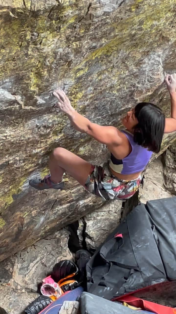 白石阿島のインスタグラム：「My JaDAY (Jade V14) came yesterday💎❤️‍🔥 still buzzing from some euphoric sensations🥳  I poured my heart into this bloc over the span of a few years, and finally overcoming this one was a special moment. Capped the day off with a quad-double, making an already surreal day all the more ethereal. My best climbing day to this date! 47 V-Pointssss in a day! New dream lines for CO 2022😆 Big love to the NYC crew for all of the support and hype💜 I hope that I fulfilled my role as the squad’s designated dumping dumpling 🥟 Superpowers were attained from all of the lake-tivities🌄🐟🏔 #rocknevergetswet  Ticklist from yesterday:  - Jade v14 - Riddles in the Park V12 - Golden Rows of Flows V11 - Blood Money stand V10 - the most desperate of sends. @hyunsukyooclimbing for max hype and film cred. @bvsed_worlds_finest @mercotti @deanliaw w the boatloads of psych . ty @ktlambies and @pukeasaurus for pioneering the lockoff method and rekindling my hope.  @northface @clifbar @petzl_official @evolv_worldwide」