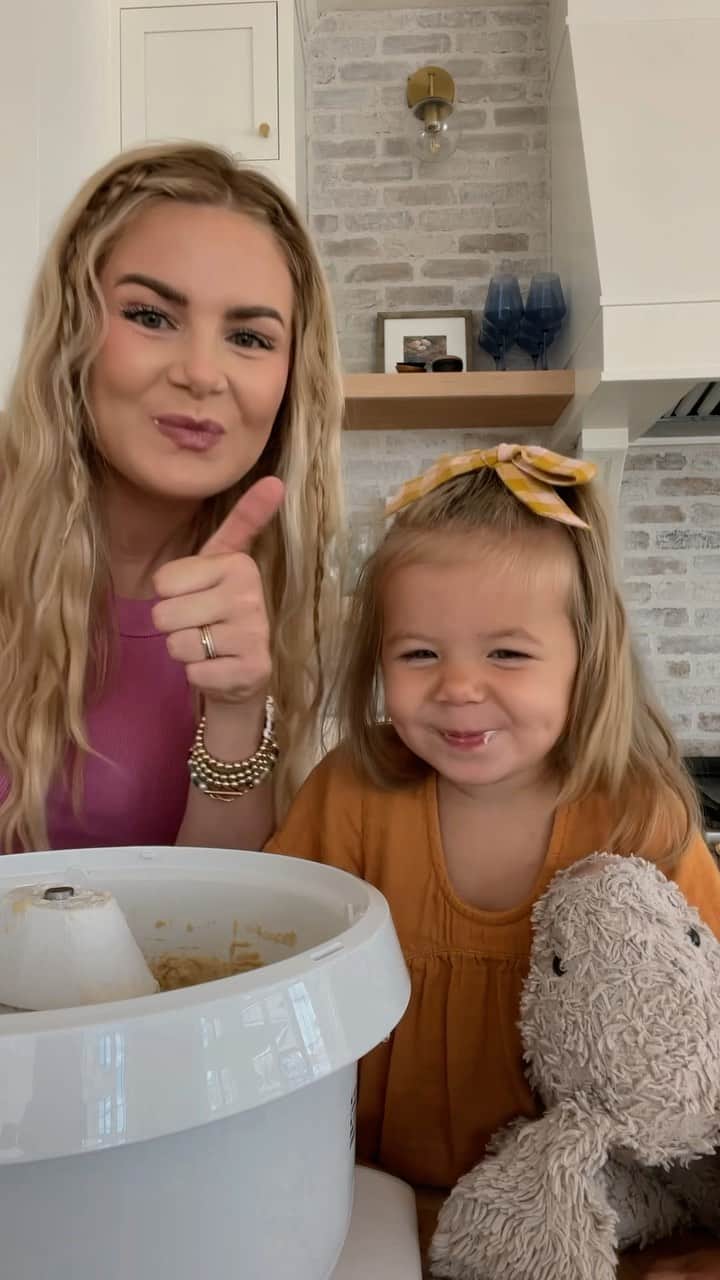 Amber Fillerup Clarkのインスタグラム：「Just trust me and watch the whole thing 🥺 the part when I stub my toe and she says “oh no mommy are you okay?” I’m so in love with her!」