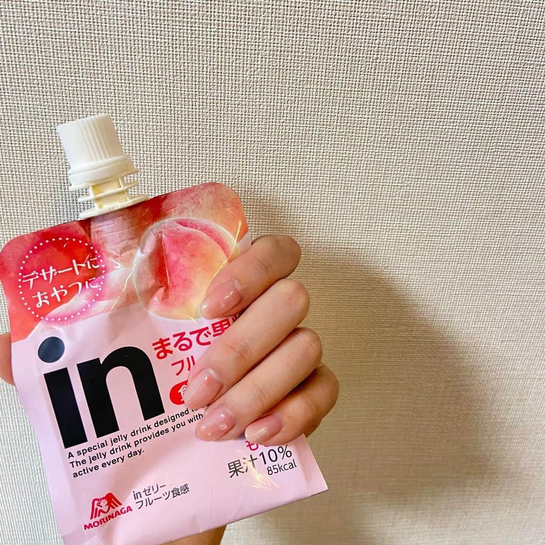 中川絵美里さんのインスタグラム写真 - (中川絵美里Instagram)「💅 少し前に @nailist_mika さんに施術していただいた桃ネイル🍑  よく見ると薬指の部分、水滴まで再現されているんです！！ 色合いもとにかくかわいい。  本物ではなく、ウィダーの新作もも味と撮ってみました☺︎笑 #nails#桃ネイル」9月19日 10時04分 - emiri_nakagawa