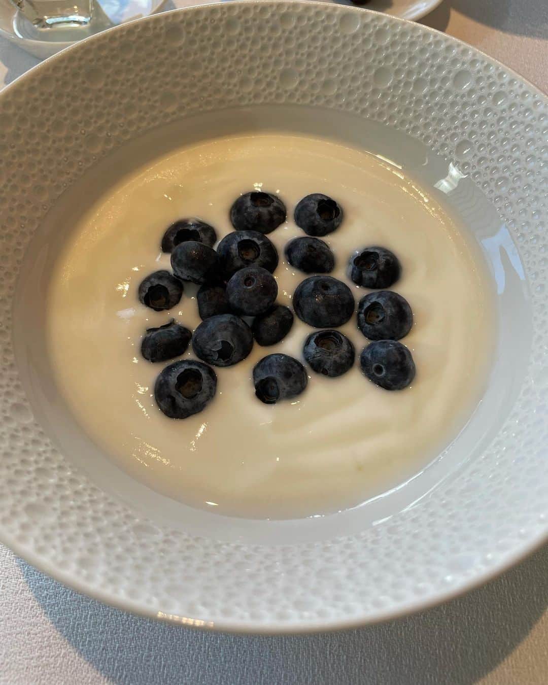 草間淑江さんのインスタグラム写真 - (草間淑江Instagram)「おはようございます！  ９月１９日の朝は、ブルーベリーヨーグルト、オムレツ、コーヒー。  今朝は朝食を食べに☺️  #朝食#日曜日の朝#ホテルで朝食#☺️」9月19日 9時20分 - yoshie_kusama
