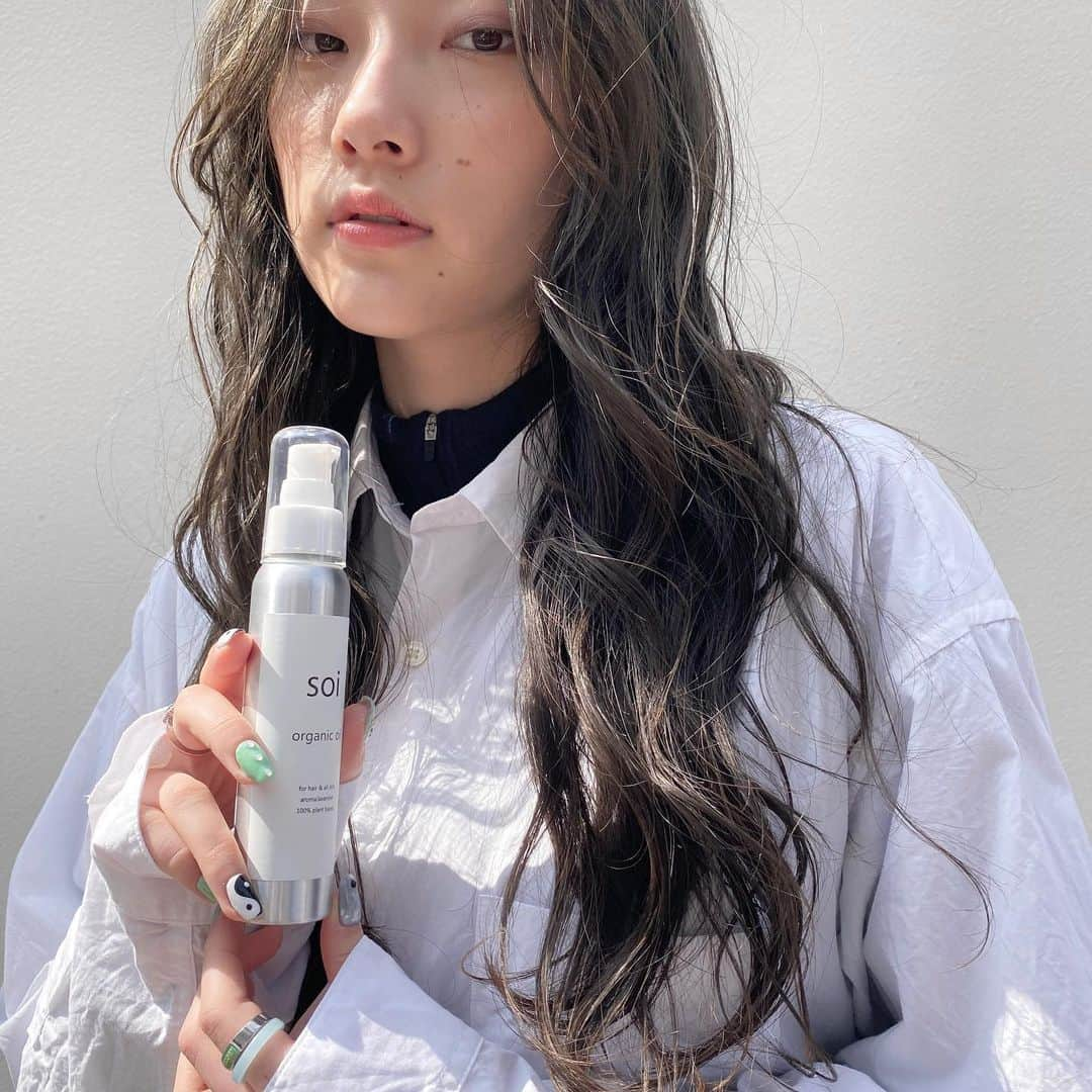 ELICA COLLECTIONのインスタグラム：「ショートは1プッシュ、ミディアムロングは2プッシュがおすすめ✋soioil🦱 #抜け感 #透明感 #ヘアケア #ヘアバーム  #ショート #シアバター #濡れ感 #soi #elica #ミツロウ #ナチュラルバーム #カジュアル #soioil #soibalm #アットコスメ #ヘアオイル #ヘアワックス  #amazonタイムセール  #amazon  #amazonプライム」