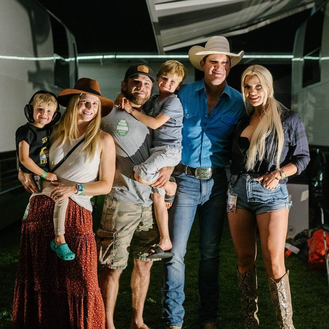 マックス・シエリオットのインスタグラム：「So great seeing u guys @jonpardi and @summer_pardi !!! Thanks for having our crazy crew and spoiling our littles with their first concert experience! You guys are the best ❤️」