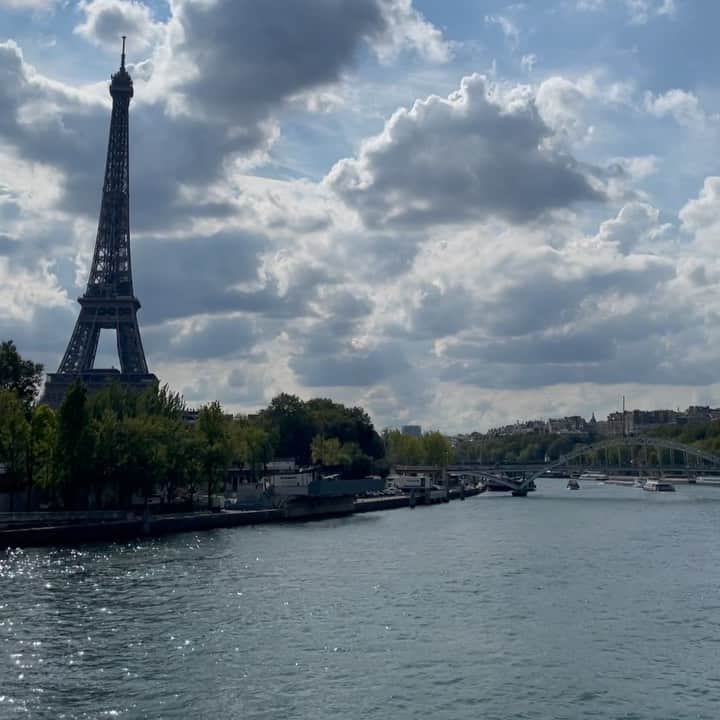 Official lemönplet Instagramのインスタグラム：「Paris, always beautiful ❤️‍🔥💙  #lemonplet #paris #today」