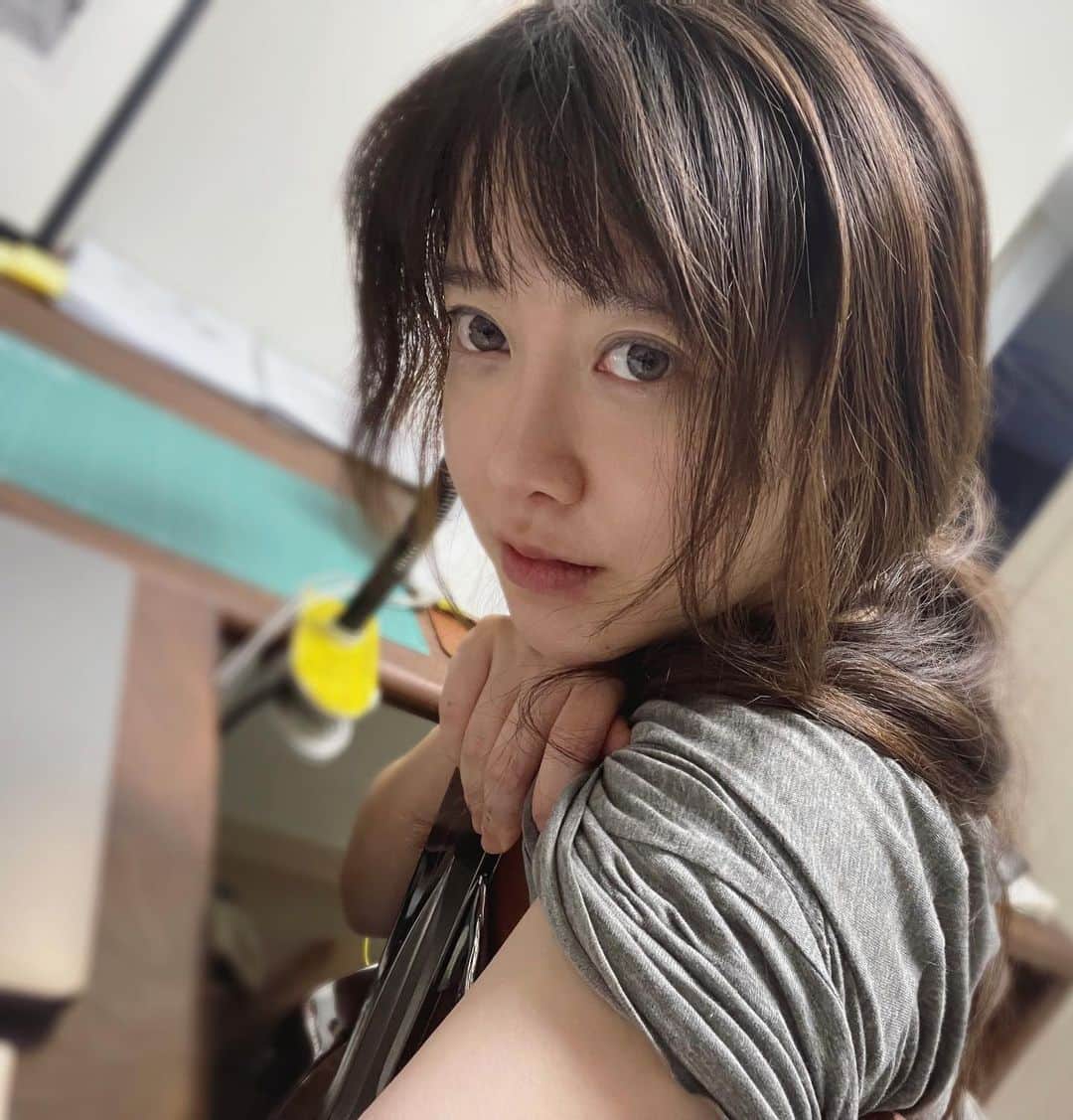 のインスタグラム：「작업이 아직 안끝났는데 해가 떴네요. 입술이 터진걸 보니...이제 그만 자야하나... 봅니다.zZZ 작가는 어느정도의 자기도취(?)와 정신승리가 필요한 직업! 모두 힘내쟈요!!」
