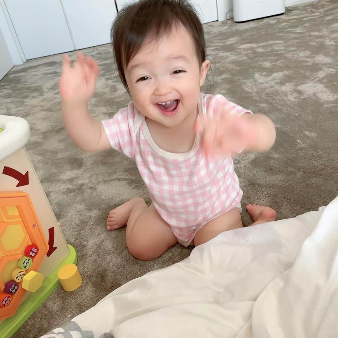 アレクサンダーのインスタグラム：「美人ちゃん笑顔3枚❤️ 撮れたて新鮮だよ❤️^_^ 可愛い😍❤️💕 #女の子 #赤ちゃん」