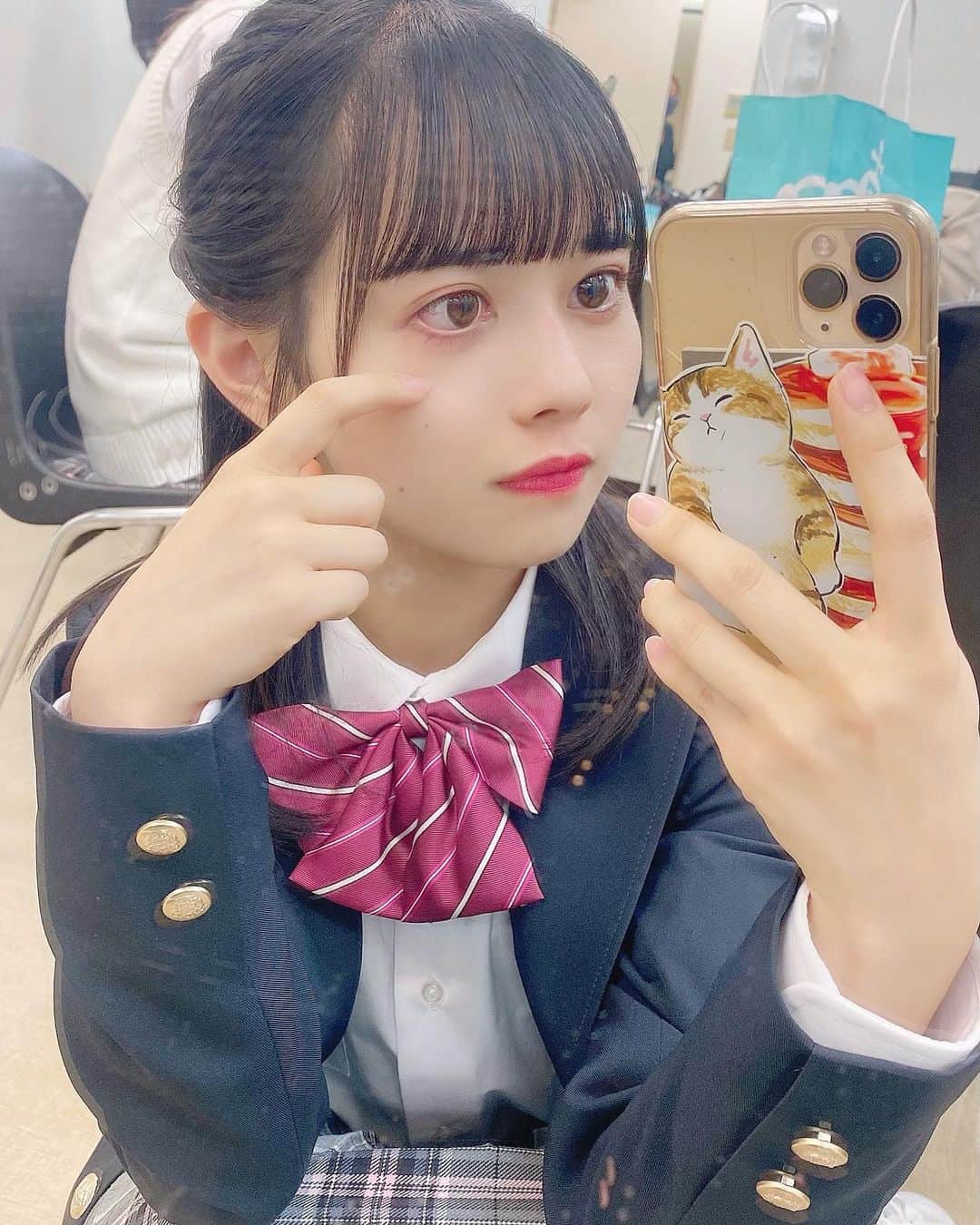 近藤沙瑛子のインスタグラム：「おはよう〜 頑張って起きて今日こそ皮膚科に行くのだ 昨日の制服公演の🌷📸 ・  #制服  #女子高生  #jk  #コスプレ  #ハーフアップ  #黒髪  #アイドル  #idol  #japanesegirl  #自撮り  #他撮り  #ブレザー  #衣装」