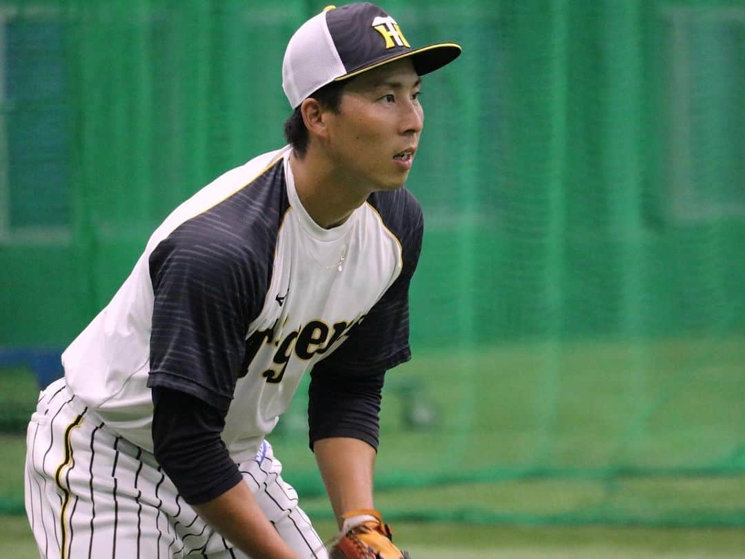 阪神タイガースさんのインスタグラム写真 - (阪神タイガースInstagram)「甲子園でウエスタン・リーグ対ソフトバンク戦‼︎ 試合前練習の様子です！  #片山雄哉 選手　#ラウルアルカンタラ 選手 #遠藤成 選手 #伊藤和雄 選手 #陽川尚将 選手 #岩田稔 選手 #阪神タイガース #ウエスタンリーグ #挑超頂」9月15日 11時47分 - hanshintigers_official