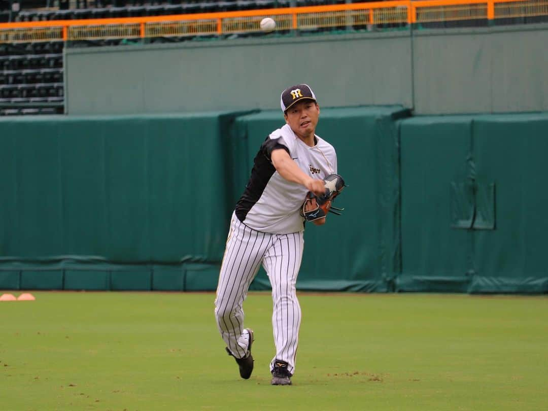 阪神タイガースさんのインスタグラム写真 - (阪神タイガースInstagram)「甲子園でウエスタン・リーグ対ソフトバンク戦‼︎ 試合前練習の様子です！  #片山雄哉 選手　#ラウルアルカンタラ 選手 #遠藤成 選手 #伊藤和雄 選手 #陽川尚将 選手 #岩田稔 選手 #阪神タイガース #ウエスタンリーグ #挑超頂」9月15日 11時47分 - hanshintigers_official