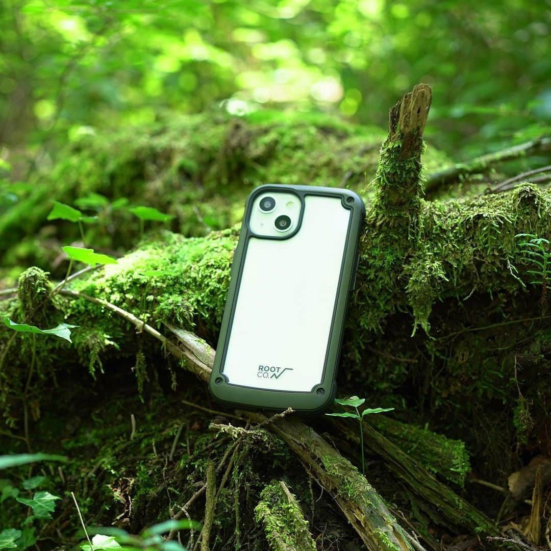 ROOT CO. Designed in HAKONE.さんのインスタグラム写真 - (ROOT CO. Designed in HAKONE.Instagram)「. 【iPhone 13 シリーズ対応製品販売開始のお知らせ】  Appleより発表された新機種「iPhone 13 mini」「iPhone 13」「iPhone 13 Pro」「iPhone 13 Pro Max」について、各機種対応のiPhoneケース・アクセサリーの販売を本日より開始いたしました（一部製品は予約販売および後日販売開始予定）。  【リリースアイテム】 GRAVITY Shock Resist Case Elk.（新製品） GRAVITY Shock Resist Case +Hold. GRAVITY Shock Resist Tough & Basic Case. GRAVITY Shock Resist Case Pro.（後日販売開始予定） GRAVITY Shock Resist Case iFace model PLAY INNER SHEET（新製品　後日販売開始予定） GRAVITY Tempered Glass Film GRAVITY UTILITY WEBBING NECK/SHOULDER LOOP （新製品　※10月以降販売開始予定）  【販売店舗】 ROOT CO. ONLINE SHOP ROOT CO. Amazonストア ROOT CO. 楽天市場店   【GRAVITY Shock Resist Case Elk.】 耐衝撃&洗練されたデザインにさらなる機能性を融合、アウトドアギアとの互換性をアップデートしたiPhoneケース。 ROOT CO. iPhoneケースの特徴の一つであるカラビナループを進化させました。 ループ内が3つに分割されたカラビナループが、アウトドアシーンにおけるギアやアクセサリーを使ったiPhoneの拡張性を強化。 ・iPhone 13 mini用（税込4,400円） ・iPhone 13用（税込4,400円） ・iPhone 13 Pro用（税込4,400円） ・iPhone 13 Pro Max用（税込4,950円）  【GRAVITY Shock Resist Case +Hold.】 カラビナループ&軽量デザインの融合、人気のiPhoneケースの特徴を併せ持ったデザイン。 背面クリアパネルを採用したバンパータイプで、耐衝撃性能を維持しつつ、持ちやすくスリムな形状の軽量構造を実現。 ・iPhone 13 mini用（税込4,400円） ・iPhone 13用（税込4,400円） ・iPhone 13 Pro用（税込4,400円） ・iPhone 13 Pro Max用（税込4,950円）  【GRAVITY Shock Resist Tough & Basic Case.】 耐衝撃性を備え、四隅のドロッププロテクションでiPhoneを強固に保護する背面クリアパネルバンパータイプのiPhoneケース。 ・iPhone 13 mini用（税込3,960円） ・iPhone 13用（税込3,960円） ・iPhone 13 Pro用（税込3,960円） ・iPhone 13 Pro MAX用（税込4,400円）  【GRAVITY Shock Resist Case Pro.】　※後日販売開始予定 PC&TPUの2層構造での耐衝撃性とアップルマークが見えるポートホールのデザイン性を兼ね備えた、タフ仕様のiPhoneケース。 カラビナ等をつけられるループがあるので、別途カラビナを利用してベルトループやバックパックへの取り付けが可能。 今回より新しいカラビナループを導入しマイナーチェンジいたしました。 ・iPhone 13用（税込4,400円） ・iPhone 13 Pro用（税込4,400円）  【PLAY INNER SHEET】 ROOT CO. GRAVITYシリーズiPhoneケース「Elk.」「+Hold.」「Tough & Basic」専用の、カスタマイズ可能なインナーシート。 ・iPhone 13シリーズ用（税込440円）   【GRAVITY UTILITY WEBBING NECK/SHOULDER LOOP 】 アタッチメント方式で先端のパーツを取り替えることが出来、用途に応じたアレンジが可能なROOT CO. オリジナル仕様のアタッチメント式ウェビングストラップ（ショルダー&ネックストラップ）。 パラコードループやDカンを搭載し、すっきりした見た目ながらもROOT CO. iPhoneケースをはじめ様々なアウトドアギアを吊り下げ可能。  #root_co #rootco #shockresistcaseelk #shockresistcaseplushold #shockresisttoughandbasiccase #shockresistcasepro #innersheet #utilitywebbingneckshoulderloop #iphone #iphonecase #iphone13mini #iphone13 #iphone13pro #iphone13promax」9月15日 12時01分 - root_co_official