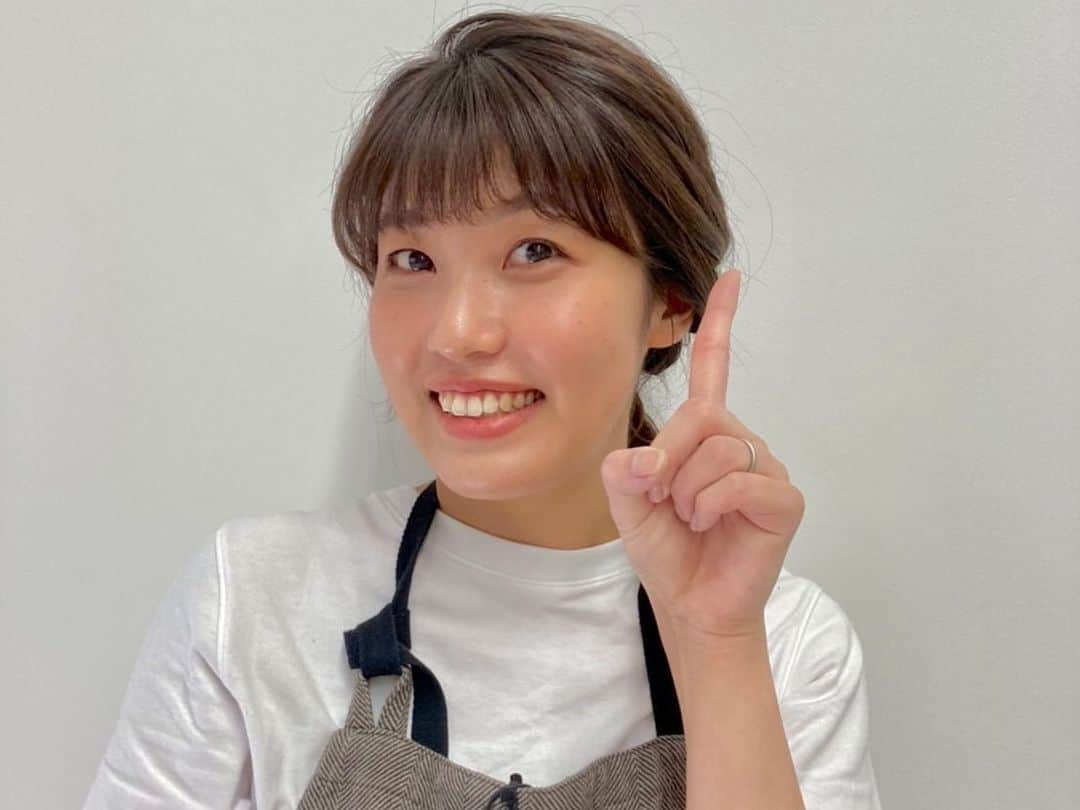 室岡里美さんのインスタグラム写真 - (室岡里美Instagram)「⁂  今朝のイチモニ！でお伝えしましたが、 番組の企画で "ご飯に合うシチュー"をつくることになりました。 題して『みんなで作ろう う米シチュー』です。  シチューを食べる時 いつもご飯と食べるよ！と言う方はもちろん、 いつもパンと食べるよ！と言う方にも、 「このシチューはご飯と食べたい」 と思ってもらえるようなものを目指しています。  料理人でもない私が 料理好きと言うだけでこんな機会をもらえるのは 本当に嬉しいことです。  北海道の美味しい食材を詰め込んで、 今までに出会ったことがない ご飯のためのシチューを作るべく シチューチーム一同、本気で取り組んでいます！！  ただ、素人の私達だけでは心配でしたので 頼もしいあの方にお力添えを頂きました。 その模様は9月22日(水)のイチモニ！でお伝えします。  #HTB #イチモニ #北海道　#札幌 #道産食材 #みんなで作ろう #う米シチュー #クリームシチュー #料理 #アナウンサー #室岡里美」9月15日 12時27分 - htb_satomimurooka