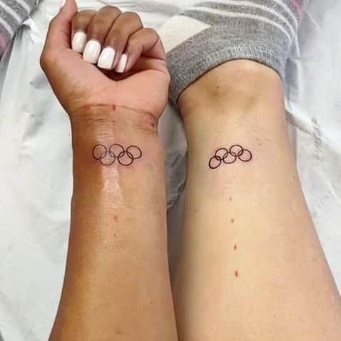 ジェニファー・ピンチズさんのインスタグラム写真 - (ジェニファー・ピンチズInstagram)「We did it!!! Love you @danusiafrancis and so proud of us ❤️ #tatted #olympicrings #olympians #firsttattoo #noregrets #twinning #sinceage9  Thank you for a fantastic experience @helenavelazquez @no.regrets.uk」9月15日 4時36分 - jennifer.pinches