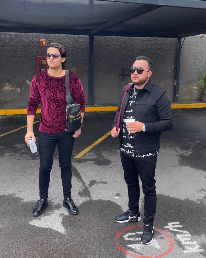 ケビン・オーティズのインスタグラム：「Esperen muy pronto este corrido que viene en camino a dueto con mi compa @alexvizcaino_oficial #facilnofue #kevinortiz #guadalajara #jalisco #alexvizcaino  @panazitro01 @badsinmusic 💣🚀🎥」