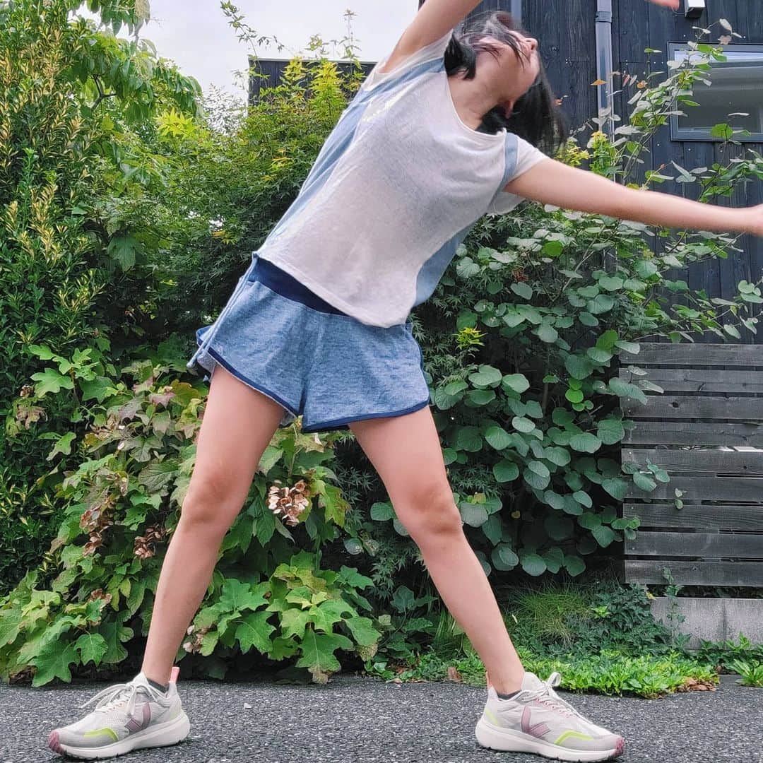 のインスタグラム：「さぼりさぼり続けてますよ、朝のラン🏃  おはようございます🐔  最近は、朝ランからの、ワンモを聴くのがルーティンになってます📻️💓  いよいよ明日、本番！ ユージさんと一緒にMC、がんばります💫  朝６時～TOKYOFM ぜひお聞きください🍋  #走った後体操してるところを撮リイナ #上体の回旋 #アキレス腱伸ばし #tokyofm #onemorning #ワンモ」