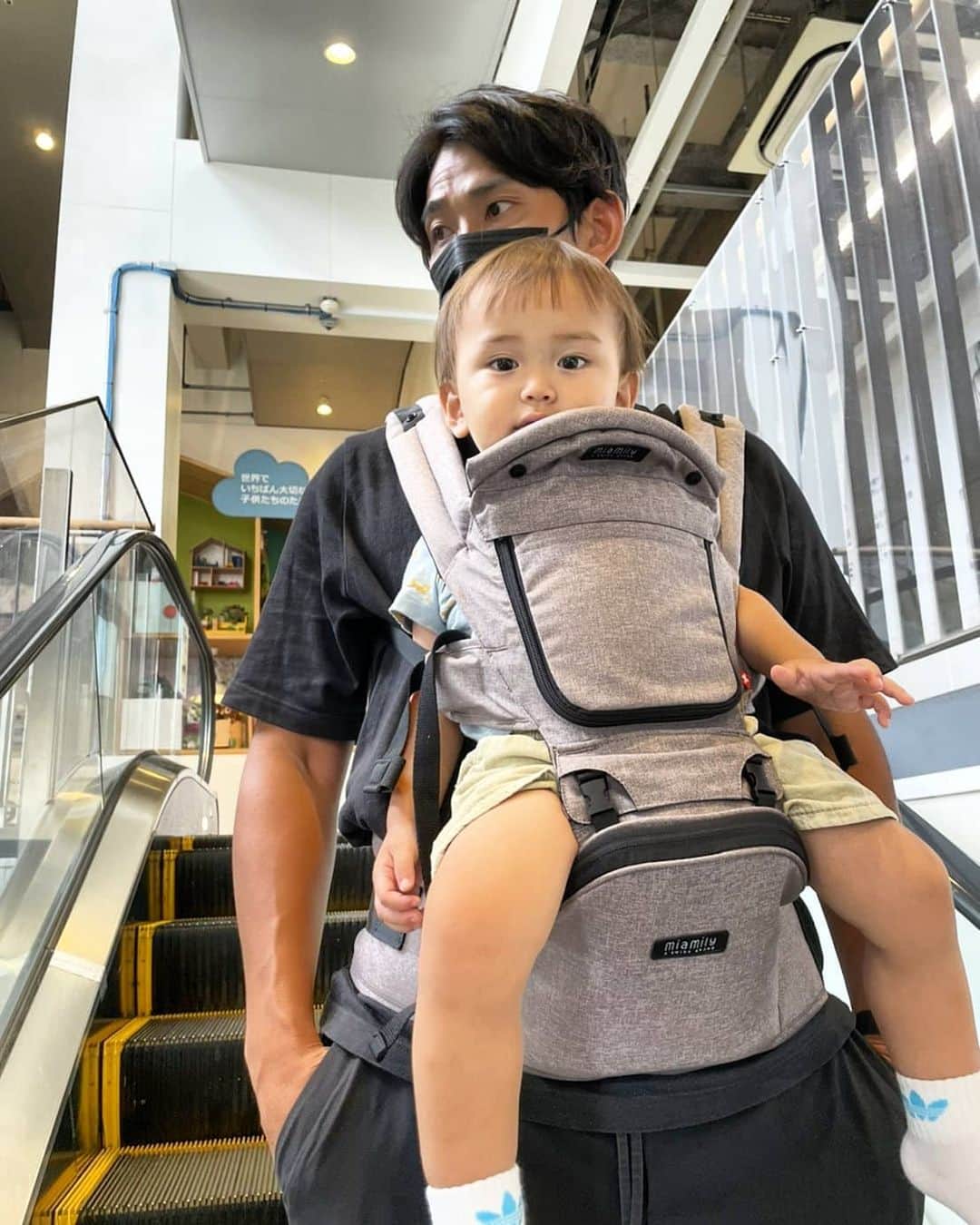のインスタグラム：「甘えん坊の息子くんももうすぐ2歳🤭 ほんとあっという間だな😅 最近は抱っこも重くなってきた気が…😗 嬉しいようで寂しいようでなんとも言えん気持ちですよ🤣 ボール投げるのは好きだから野球好きになってくれるといいな⚾ #息子 #子育て #息子とデート #息子の成長 #息子大好き」