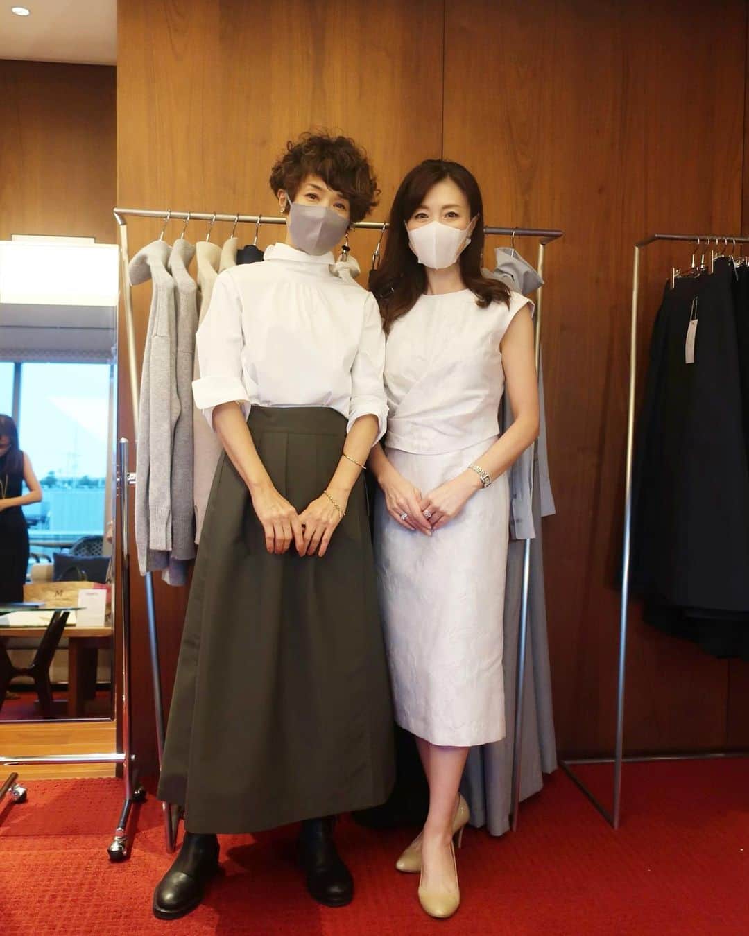 ImotoEtsuyo さんのインスタグラム写真 - (ImotoEtsuyo Instagram)「#おはようございます  ・  ・  #モデル #黒田知永子 さんが手がける モードな新ベーシックウェアのお披露目会へ。  シンプルすぎる服や、 トレンドだけの服に飽きたらない 大人の女性たちに、 “心踊るワードローブ”を提案♡ デザインやシルエットも計算されていて 進化した新ベーシックアイテムが そろっていました。  このネイビーのコートは ハリがあってオシャレでした。 『タフタスタンドカラーコクーンコート』 袖のふんわりしたシルエットも素敵。 ・  数々のファッション誌で カバーを飾ってきた トップモデル黒田知永子さん。 #エイジレスビューティー な知永子さん 美しかった♡ ・ ・ @stylevoice_official  #stylevoice  #briseforchiekokuroda  #スタイルヴォイス  #ブリゼフォーチエコクロダ  #fashion  #ootd  #ファッション  #fashionblogger  #fashionlover  #2021aw  #デビュー  #秋冬コーデ  #秋冬ファッション  #大人可愛い  #ベーシック  #きれいめコーデ  #アラフィフ  #アラフィフコーデ  #コート #ワンピース #展示会 #newbrand  #ハイアットセントリック銀座 @hyattcentricginza」9月15日 7時36分 - bisuhada
