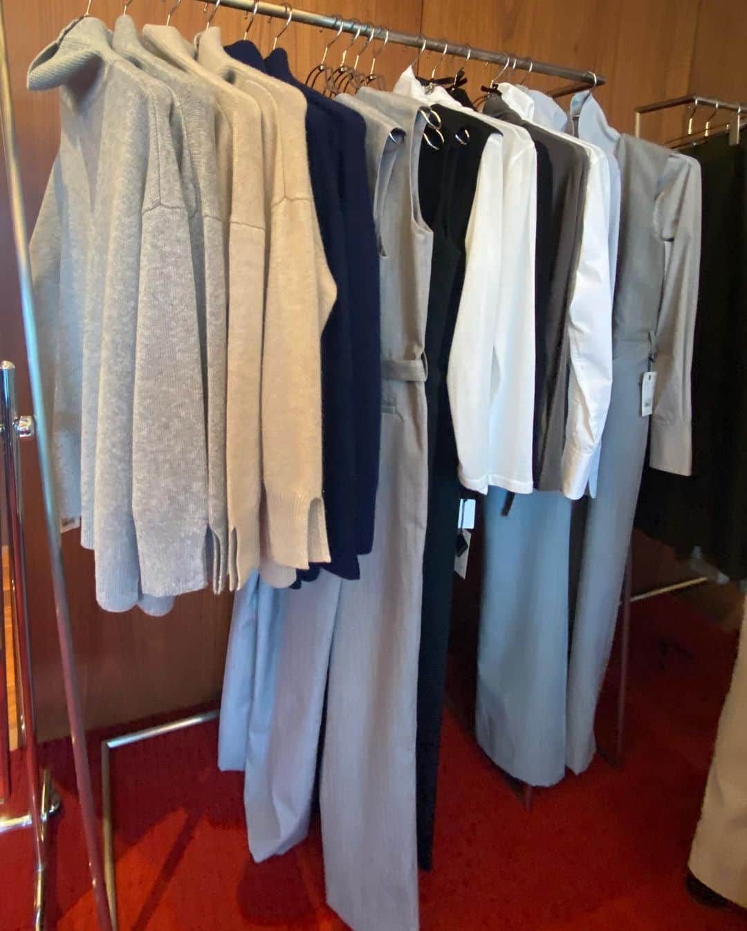 ImotoEtsuyo さんのインスタグラム写真 - (ImotoEtsuyo Instagram)「#おはようございます  ・  ・  #モデル #黒田知永子 さんが手がける モードな新ベーシックウェアのお披露目会へ。  シンプルすぎる服や、 トレンドだけの服に飽きたらない 大人の女性たちに、 “心踊るワードローブ”を提案♡ デザインやシルエットも計算されていて 進化した新ベーシックアイテムが そろっていました。  このネイビーのコートは ハリがあってオシャレでした。 『タフタスタンドカラーコクーンコート』 袖のふんわりしたシルエットも素敵。 ・  数々のファッション誌で カバーを飾ってきた トップモデル黒田知永子さん。 #エイジレスビューティー な知永子さん 美しかった♡ ・ ・ @stylevoice_official  #stylevoice  #briseforchiekokuroda  #スタイルヴォイス  #ブリゼフォーチエコクロダ  #fashion  #ootd  #ファッション  #fashionblogger  #fashionlover  #2021aw  #デビュー  #秋冬コーデ  #秋冬ファッション  #大人可愛い  #ベーシック  #きれいめコーデ  #アラフィフ  #アラフィフコーデ  #コート #ワンピース #展示会 #newbrand  #ハイアットセントリック銀座 @hyattcentricginza」9月15日 7時36分 - bisuhada