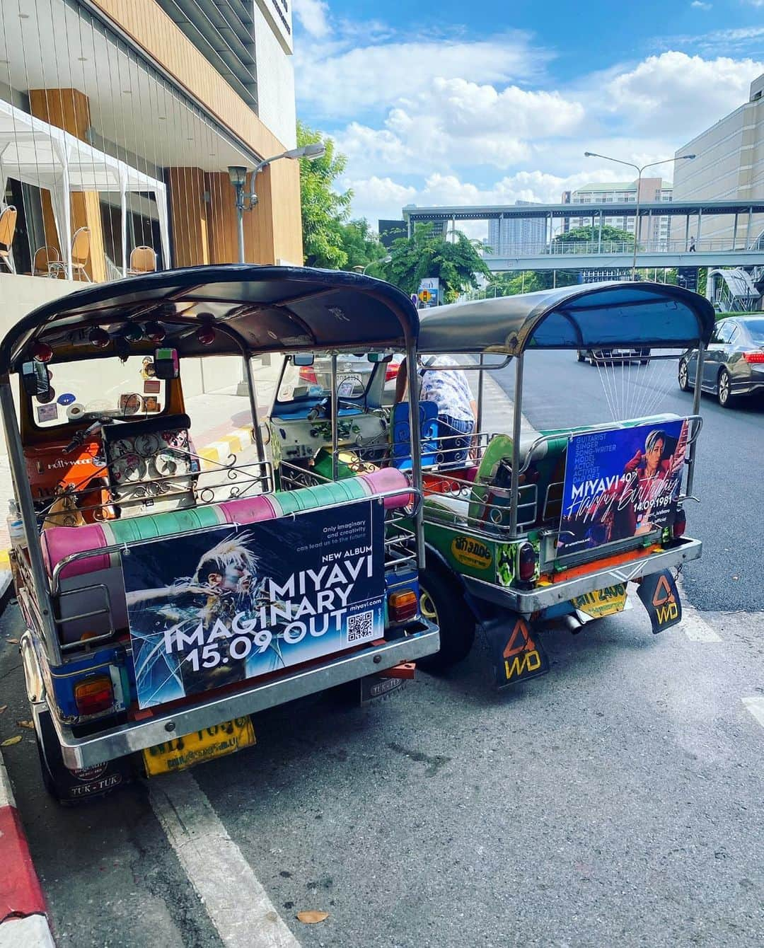 雅-MIYAVI-さんのインスタグラム写真 - (雅-MIYAVI-Instagram)「My new AL “Imaginary” ad on Tuk Tuk 🛺 in Thailand by @miyavithailand This is so sweet 🙏🏻🙏🏻💙😌 Must be a fun ride. ขอบคุณ ครับ!!!!」9月15日 7時52分 - miyavi_ishihara