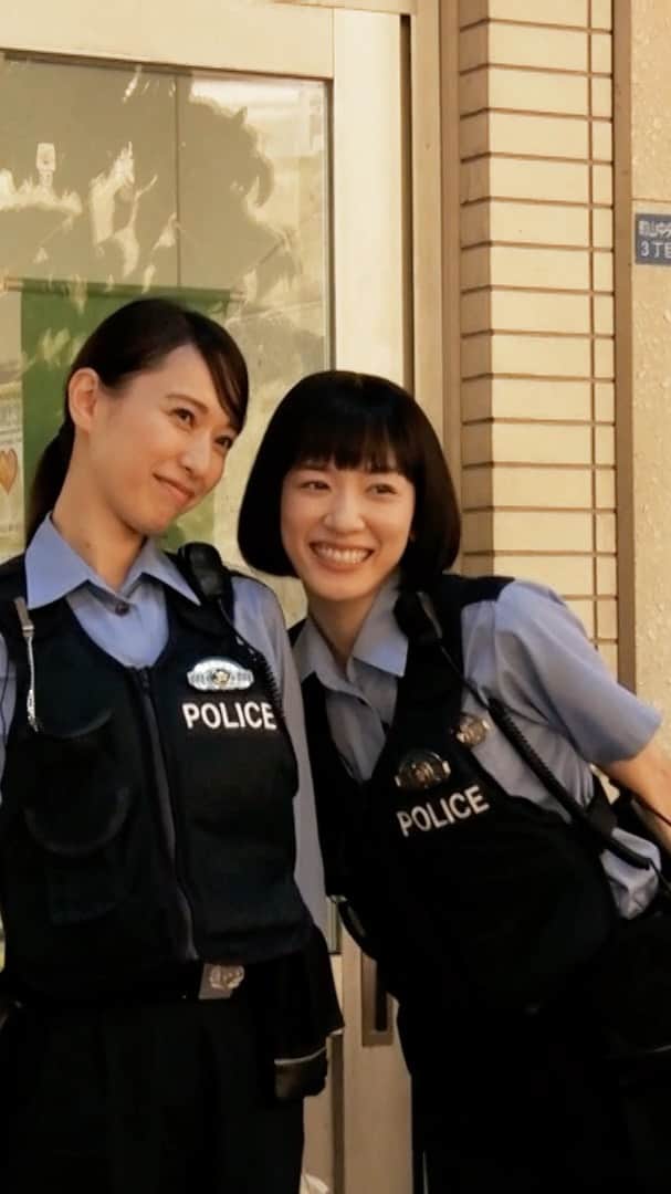 ハコヅメ〜たたかう！交番女子〜のインスタグラム：「. ／ #ハコヅメ 🚔 今夜10時🌙最終回⚡ ＼  今夜の最終回OAに先駆けて… メイキング映像を先行公開🎬  👇フルverはYouTubeでチェック✅ https://www.youtube.com/watch?v=mCrndCIESNk  撮影現場🎥の舞台裏を お届け👀✨  #戸田恵梨香 #永野芽郁 #三浦翔平 #山田裕貴 #西野七瀬 #平山祐介 #千原せいじ #渕野右登 #ムロツヨシ」