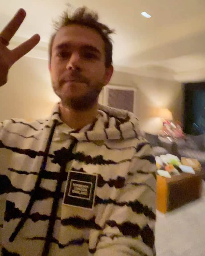 ゼッドのインスタグラム：「arrived in Japan 🇯🇵. Now it’s time to quarantine and then we play the show in Tokyo!  Big thanks to @maingear, @playvalorantofficial, @universal_international , @creativeman_productions and @ritzcarlton for making my stay more enjoyable ♥️」