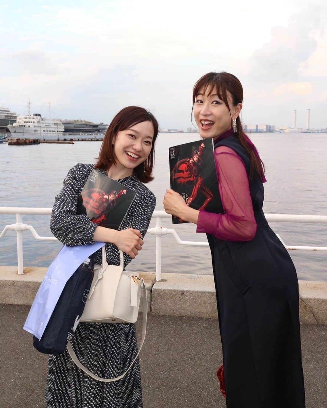 のインスタグラム：「港でプログラムを抱きしめ、幸せ🥰笑  もう。 最っ高でした 　  昔から大っっ好きな『哀しみのコルドバ』 柴田先生が描かれた台詞や歌詞、一つ一つの言葉の表現の 美しさに改めて心痺れ 　  コルドバと言えば、 『エル・アモール』の"逢えなくて血が滲む"という歌詞が特に大好き😭　　　  今回は『哀しみのコルドバ』の歌詞に改めて心打たれ… "その時君の睫毛がふるえた"って素敵すぎませんか。 　　 『男と女』も大好きだなぁ… 最近はもうもっぱらこの3曲を聴き続ける日々を。笑 　 　  観劇の夜は、初演の峰先生（峰さを理さん）の映像を 久しぶりに見返して再び心痺れ  昔出演させて頂いた際の ゆうさんや彩音さんのお姿を思い出したり…  　　　  　 れーちゃんのエリオ。 衝撃的なかっこよさにひたすら心が震え 願わくは、もう一度生で観たかった… 　 まどかちゃんとお二人、 本当に素晴らしくて、忘れられない舞台をありがとう😢 　　　　　 　　 #哀しみのコルドバ  　 　　  そしてこちらも大好きな😍！ 『ジョバイロ』のフィナーレナンバー！！ もはや座って観劇する事が苦しかった程に…笑 もう座りながら一緒に踊っていました笑　 #coolbeast     らいさんと偶然お会い出来て、 観劇の楽しさ倍増に🥰  #花組 #愛が止まらない    #闘牛場へ行ってみましょう #もう来てるかな #真輝いづみ と2人で #懐かしの台詞🤣笑」
