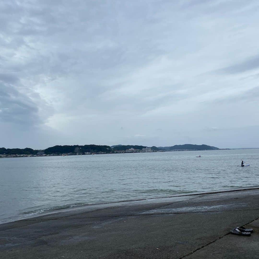 南果歩さんのインスタグラム写真 - (南果歩Instagram)「鎌倉の海🌈 曇っていても気持ちが晴れる😊😊😊 いい日になったな❤️ 今度サップに挑戦しよ‼️ #鎌倉 #海 #サップ #自然と戯れる #南果歩 #kahominami #japaneseactress」9月15日 10時18分 - kaho_minami
