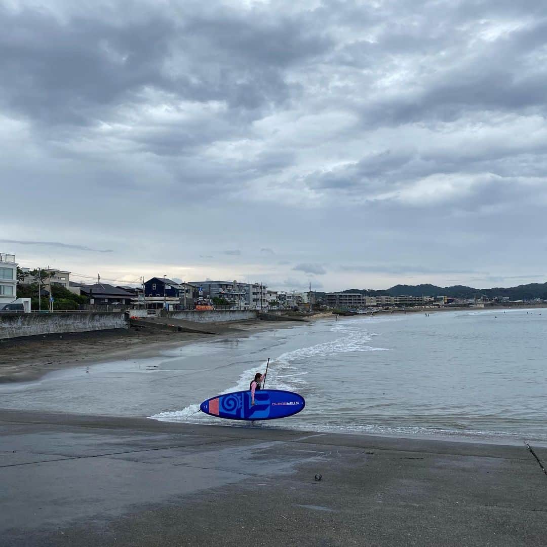 南果歩さんのインスタグラム写真 - (南果歩Instagram)「鎌倉の海🌈 曇っていても気持ちが晴れる😊😊😊 いい日になったな❤️ 今度サップに挑戦しよ‼️ #鎌倉 #海 #サップ #自然と戯れる #南果歩 #kahominami #japaneseactress」9月15日 10時18分 - kaho_minami