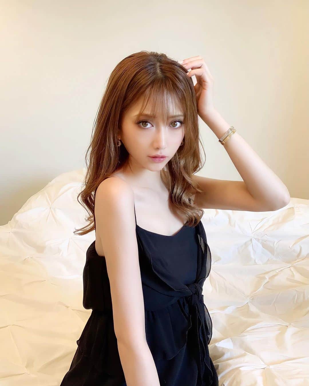 加賀美早紀のインスタグラム：「カラコンやめて裸眼です でも付けたいのでナチュラルな色探す旅に出ました 良い子に出会ったら紹介させてください 可愛い子だといいなあ  #裸眼 #裸眼メイク #メイク #カラコン #旅」