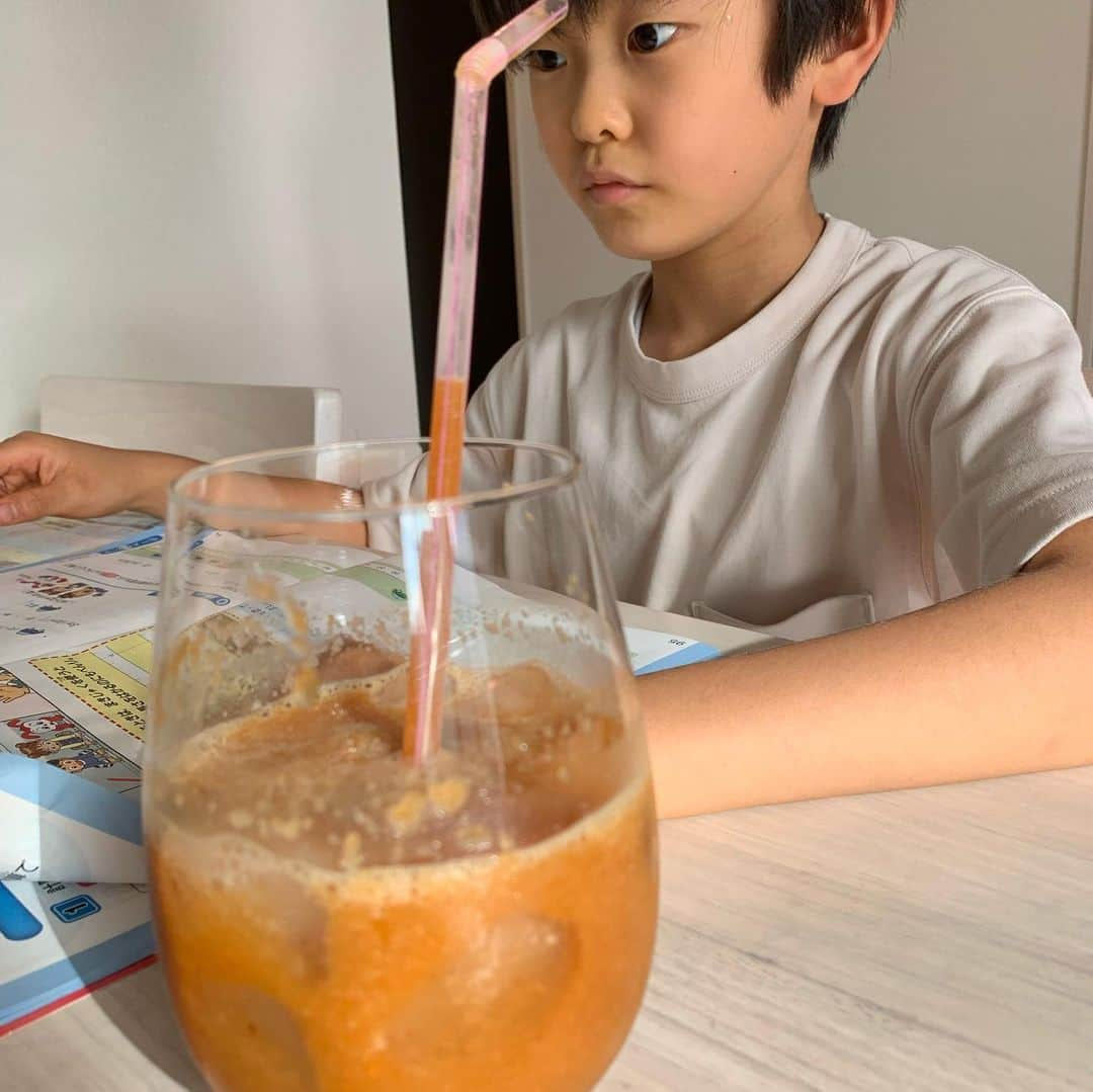 中川パラダイス さんのインスタグラム写真 - (中川パラダイス Instagram)「びわジュース作ったよ  全く興味なさそうなところから 最後ニッコリ」9月15日 11時08分 - nakaparadise