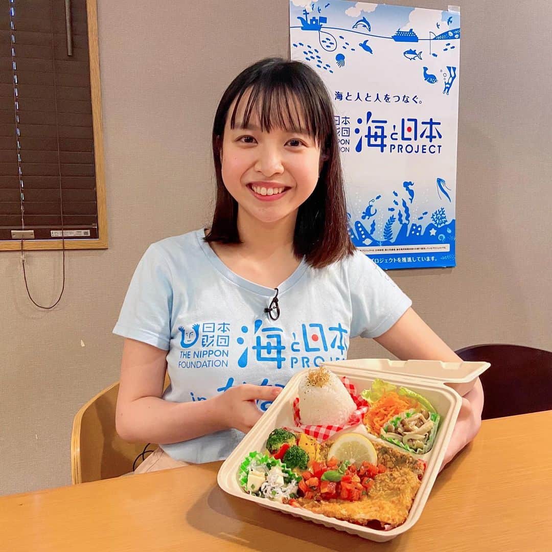 柴真緒のインスタグラム：「【お知らせ】  Campuslab × tvk   「海と日本プロジェクトinかながわ」  神奈川の海を再発見する番組、 『カナガワニ海』で横浜市栄区のCafé Bar & Lunch Box Smileさんを取材しました😊  海と日本プロジェクトとコラボレーションしたオリジナルのお弁当についてお話しを伺いました🍱✨  明日、9月16日（木）21:55-22:00 テレビ神奈川で放送されます🐳  公式サイトにてキャンパスラボメンバーの取材記事も随時アップされていますので、 お時間のある方はぜひご覧ください☺️  また、実際に私もコラボメニューをいただきました！ 特に地元のアジは脂がよくのっていて旨みたっぷりでとても美味しかったです。 ぜひ皆さんもご賞味ください✨  #campuslab #tvk #海と日本プロジェクト#テレビ神奈川 #神奈川 #キャンパスラボ #リポーター #ミスコン #女子大生 #メッセンジャー #海 #カフェ巡り」