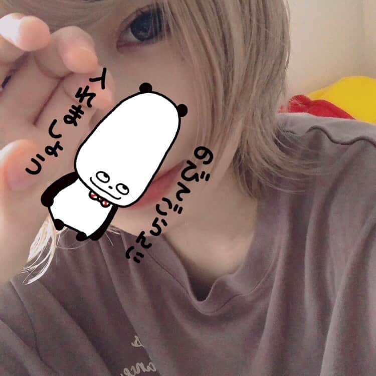 はうはるのインスタグラム：「🥟 .  タイトル  右目が疼く。  プーさんのケツ。  鼻毛隠してます。   明日実はyoutubeチャンネル ゲーム実況して2周年なので 記念にｲﾝｽﾀを起動🦵  おかげさまで2周年や ありがとう  #天気悪いーじ」