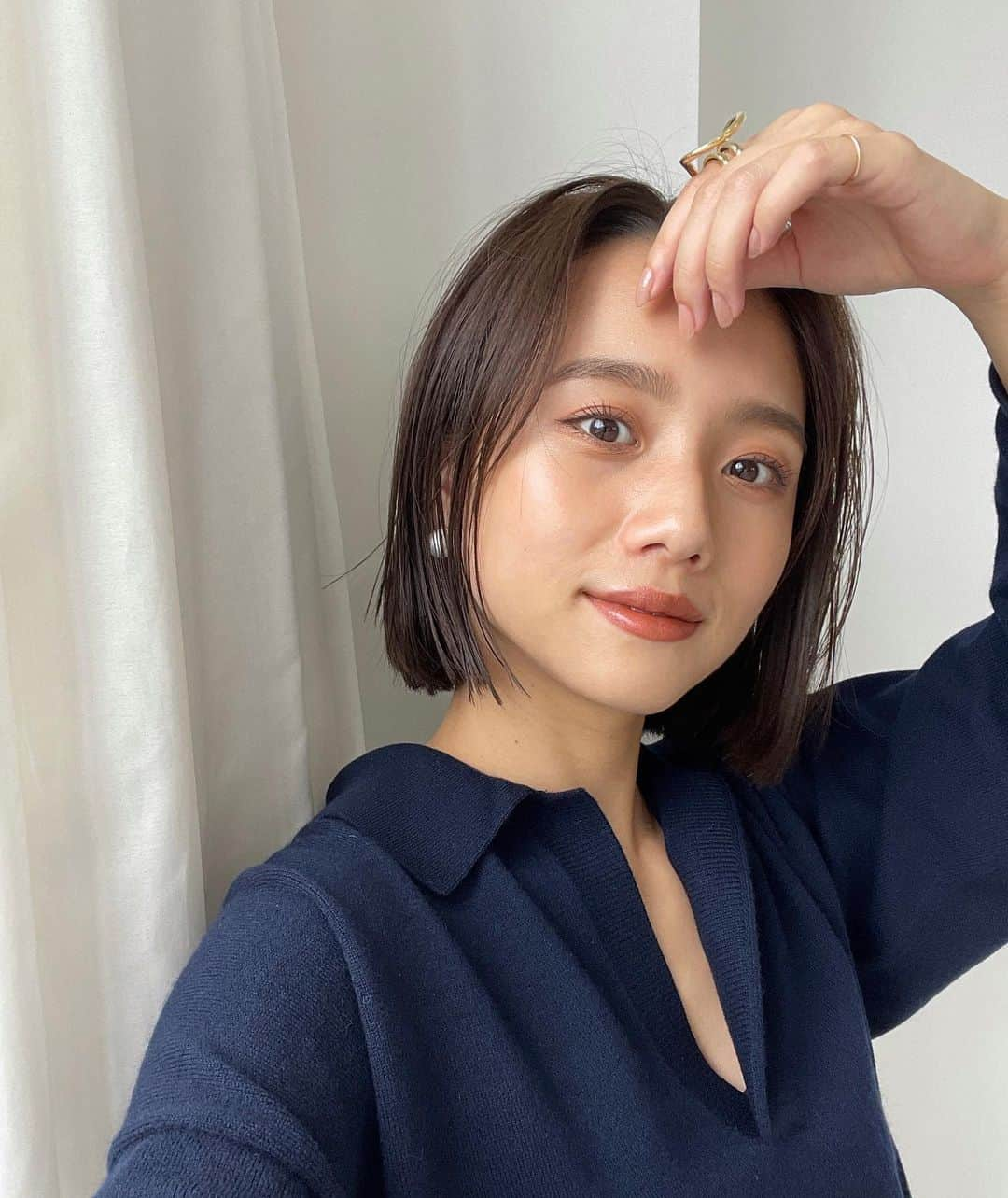 伊原葵さんのインスタグラム写真 - (伊原葵Instagram)「New haircolor💇‍♀️  髪染めたよ〜！少し前だけど〜🤏 今回は明るめのオリーブ系🫒 って感じであとはお任せ！！ 冬になってタートル着るようになったら また短めボブにしようかな？って 今はあまり切らず整えてもらっただけ✌︎  よく聞かれるけどボブになって ブリーチ毛は無くなったので ボブからのカラーはnoブリーチで しているカラーです🤍  髪質、過去にしたカラーなどに よって染まり方が違うから 画像見せてこの色がいいって言うのがいいよー✨  セルフィーってあまりしないから そわそわしちゃうけど、撮影の合間に いろいろ撮ったのでいろんなパターンを 載せてみることにします。笑  どのパターンが好きかしら？🥺  クレジットは３枚目見てね🙏  #aocode #newhair #haircolor」9月15日 22時10分 - aoi186