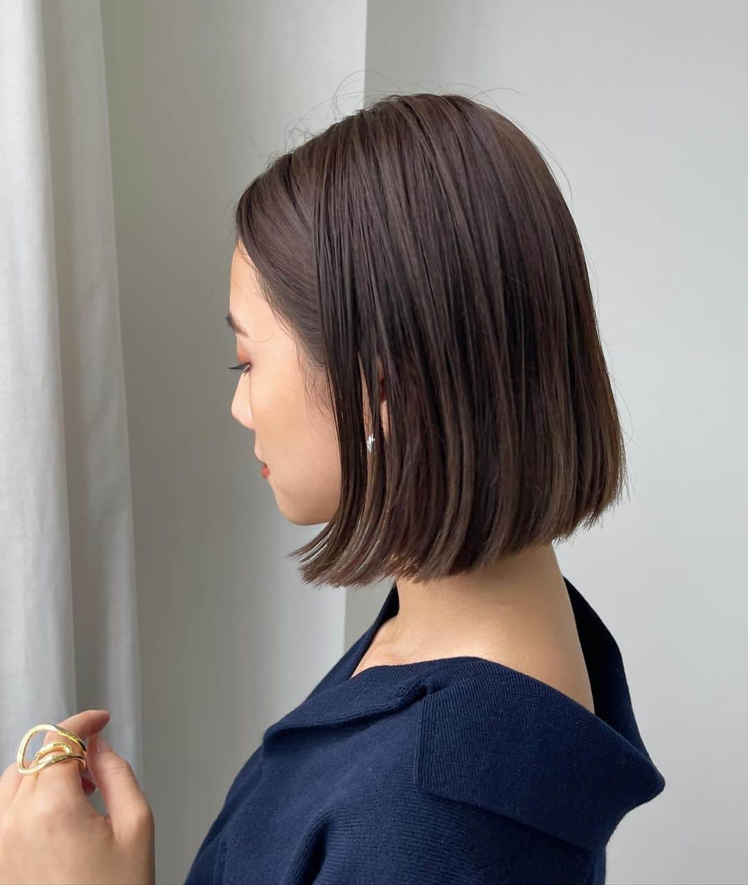 伊原葵さんのインスタグラム写真 - (伊原葵Instagram)「New haircolor💇‍♀️  髪染めたよ〜！少し前だけど〜🤏 今回は明るめのオリーブ系🫒 って感じであとはお任せ！！ 冬になってタートル着るようになったら また短めボブにしようかな？って 今はあまり切らず整えてもらっただけ✌︎  よく聞かれるけどボブになって ブリーチ毛は無くなったので ボブからのカラーはnoブリーチで しているカラーです🤍  髪質、過去にしたカラーなどに よって染まり方が違うから 画像見せてこの色がいいって言うのがいいよー✨  セルフィーってあまりしないから そわそわしちゃうけど、撮影の合間に いろいろ撮ったのでいろんなパターンを 載せてみることにします。笑  どのパターンが好きかしら？🥺  クレジットは３枚目見てね🙏  #aocode #newhair #haircolor」9月15日 22時10分 - aoi186