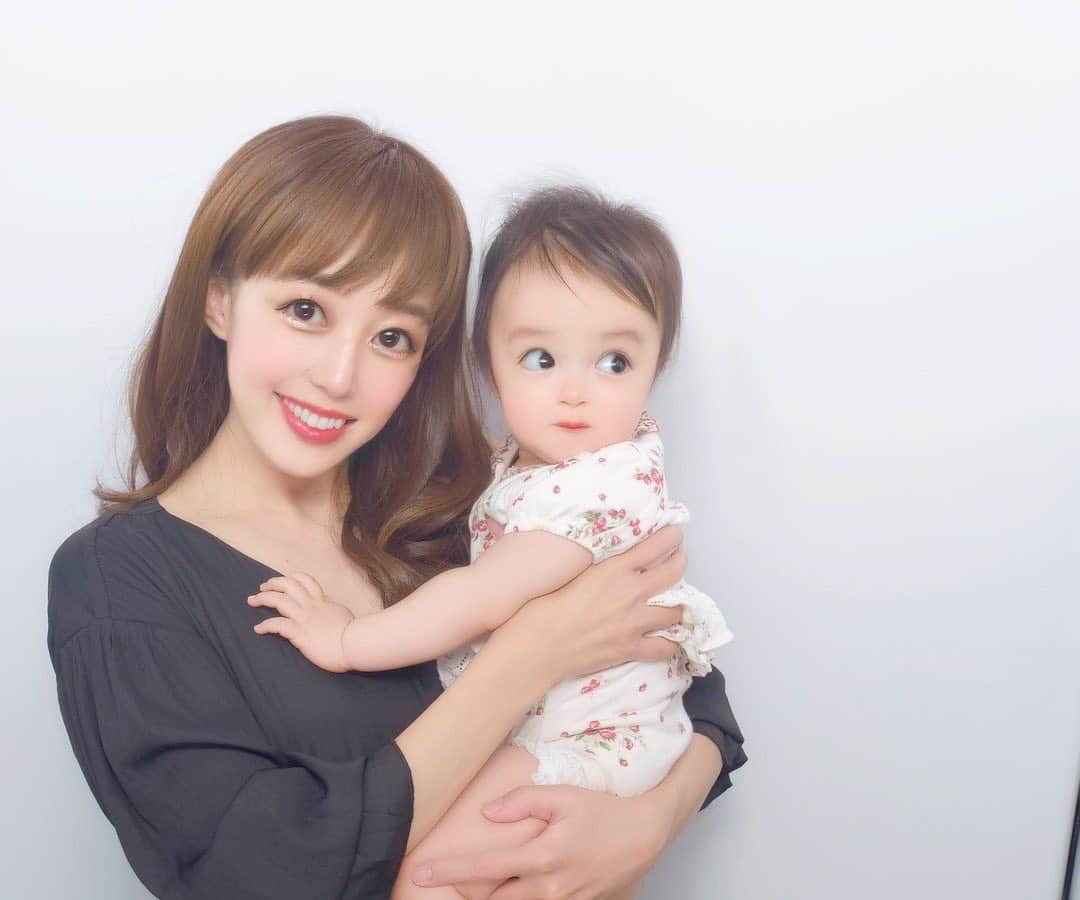 アレクサンダーのインスタグラム：「初プリクラ❤️の2人❤️❤️❤️ 笑、今日撮影でね スタジオにプリクラマシーン^_^があって 遊んでたみたい^_^ 今の時代のプリクラは勝手に加工されナチュラルにできないんですよね、、、　時代を感じる　 令和です　笑」