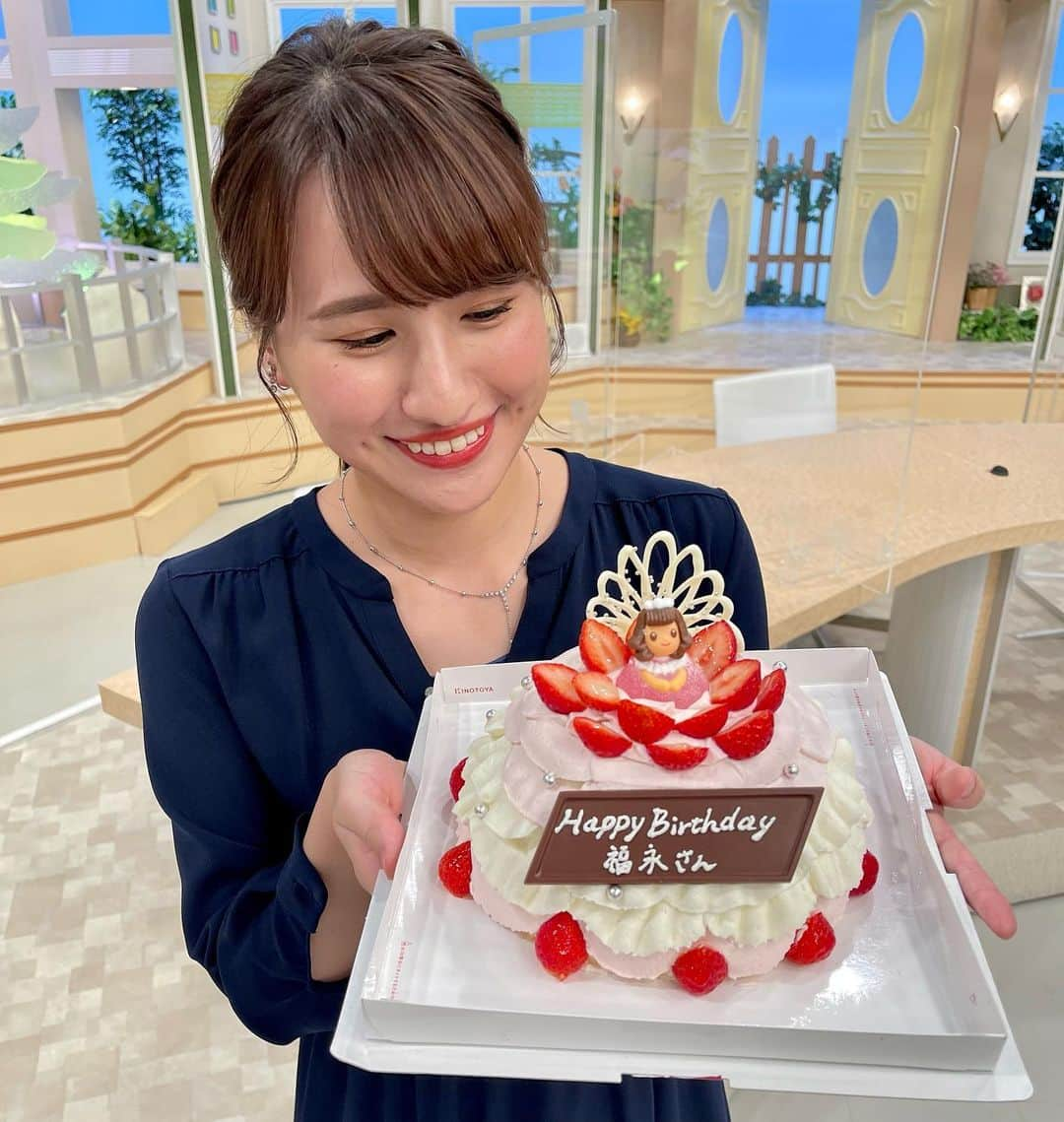 福永裕梨のインスタグラム：「27歳になりました🥰🎂 ⠀  お祝いの言葉とたくさんの方々のフォロー 本当にありがとうございます😭😭🧡❤️🤍 ⠀ おかげさまで誕生日にフォロワー1万人越えという 最高のプレゼントをいただきました🙇‍♂️🎁  PRしてくれたイチモニ！や編成の皆さん そして、太郎さんにも本当に感謝です🥲❣️ ⠀  26歳の1年は、健康面でも仕事面でもいろんな変化があり 新しいものが見えたり、今までの感覚が確信に変わったり、 自分のことを考え直す時間に多くを費やしました。 コロナ禍で一人暮らしの方は特にじっくり考える時間が増えましたよね😊 ⠀ 久しぶりに連絡を取った友人や仲間たちが 同じように仕事の悩みや体の変化、将来の不安を抱えながら それでも頑張ってる姿に刺激をもらい、励まされました。 ⠀ こんな時代だからこそ、 人と話すって大事なんだなぁとつくづく感じます。 いろいろあるけど、みんな同じように悩み抱えて 頑張ってるよな🤔と自分のお尻を叩く日々です🤣 ⠀ 皆さんもひとりで抱え込まずに周りの人、 信頼できる人にお話してくださいね🙆‍♀️✨ ⠀  今年もたくさん変化の波がやってくるんだろうなぁ というワクワク感とちょっぴりの恐怖と 変化の波にうまく乗ってやるんだ！🏄‍♀️ という決意で今日という嬉しい1日を締めくくります😳（笑） ⠀ 27歳の私も、番組も、このインスタグラムも 今後とも末永くお付き合いのほど宜しくお願い致します🙇‍♂️💐 ⠀  #なんか語っちゃってごめんなさい🙇‍♂️ #27歳の具体的な目標 #本気で痩せる！ ※「本気で」を付け足しました😤（笑） 歳が変わっても目標が変わらなくて、なんかごめんなさい🥺 #27歳になりました #たくさん笑いたい #お肉に負けない #誘惑に負けない  #このケーキはしっかり食べてしまいました😥 えっ🙄 #前途多難 #あたたかく見守ってください #たまに叱咤激励をください🙇‍♂️ #いつもありがとうございます😭 #HTB #イチモニ！ #アナウンサー #福永裕梨 ⠀」