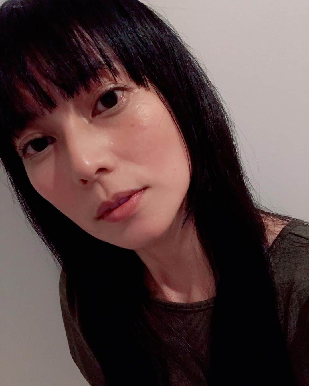 柴咲コウのインスタグラム：「次の作品のために前髪を切りました✂️ 9月も10月も楽しみな作品が続きます。 ただ、全然休みがありません⚡️⚡️  ちょっとの差がリフレッシュになる😮‍💨🌿  都心のあちこちで、金木犀の香りが漂ってきて萌えます🔥  Changed my bangs💇‍♀️ for new film projects. I don’t want to say this, but I’ve been very busy!⚡️⚡️ Need some fresh air 🌿😮‍💨🌿」