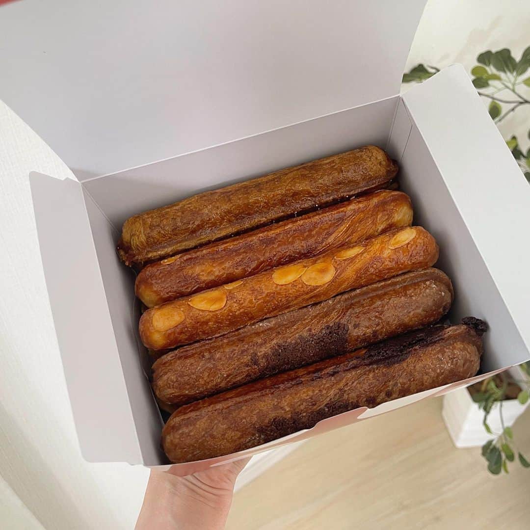 高木由梨奈のインスタグラム：「さくらちゃんが昨日差し入れしてくれたデニッシュバー🍩ありがとう〜💕 美味しかった〜🤤 昨日は何故か3人ともたっくさん食べる日でした🤣  #表参道スイーツ  #デニッシュバー」