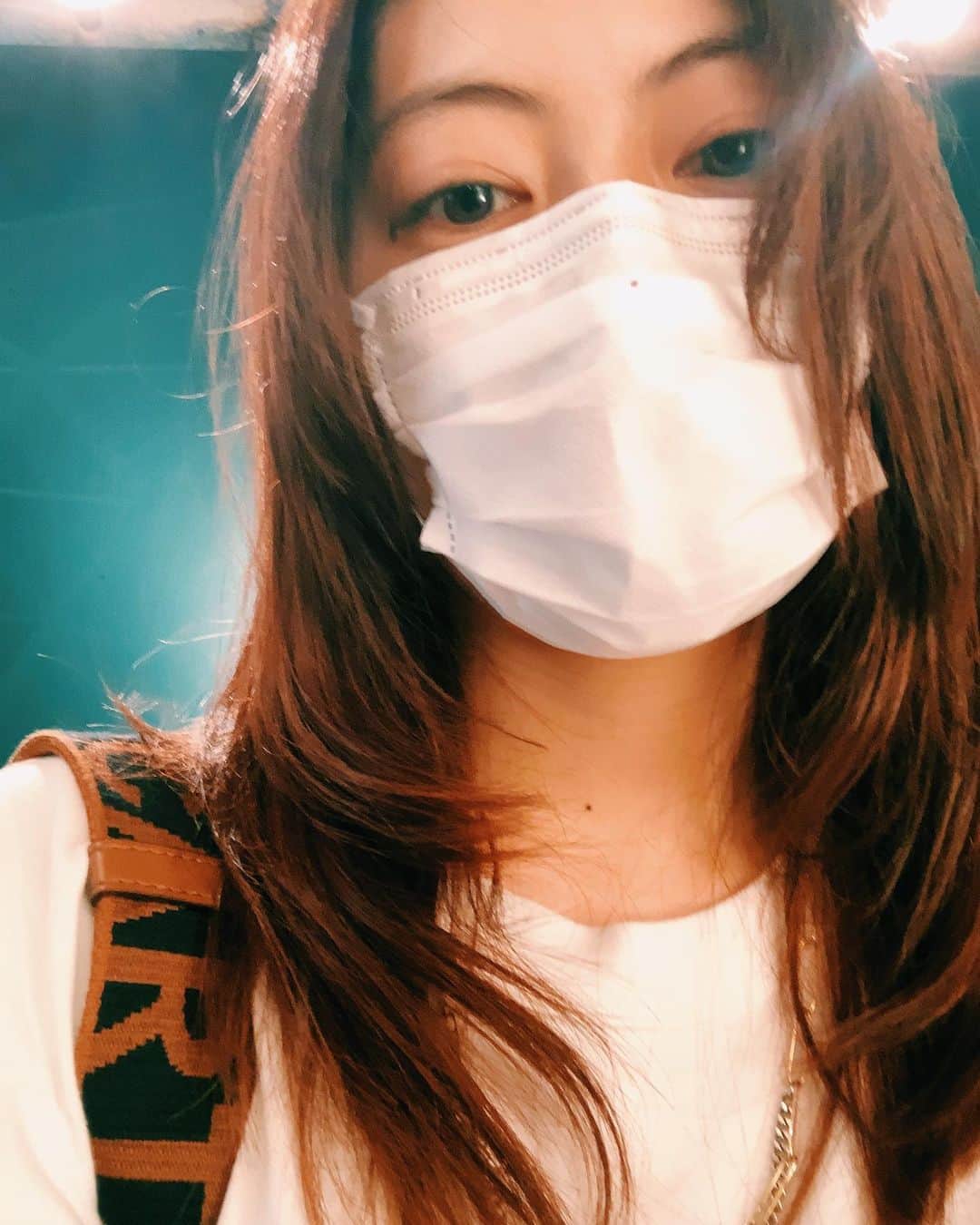 瀧本美織のインスタグラム：「🚘 映画「ドライブ・マイ・カー」 素敵…淡々と進む中、役者さんの繊細な感情が見え隠れして。  3時間、没頭しました。 瀬戸内の海が目の前に広がるところに滞在したくなりました。 村上春樹さん、最近よく読んでます。   #映画  #ドライブマイカー  #drivemycar   #村上春樹 さん」