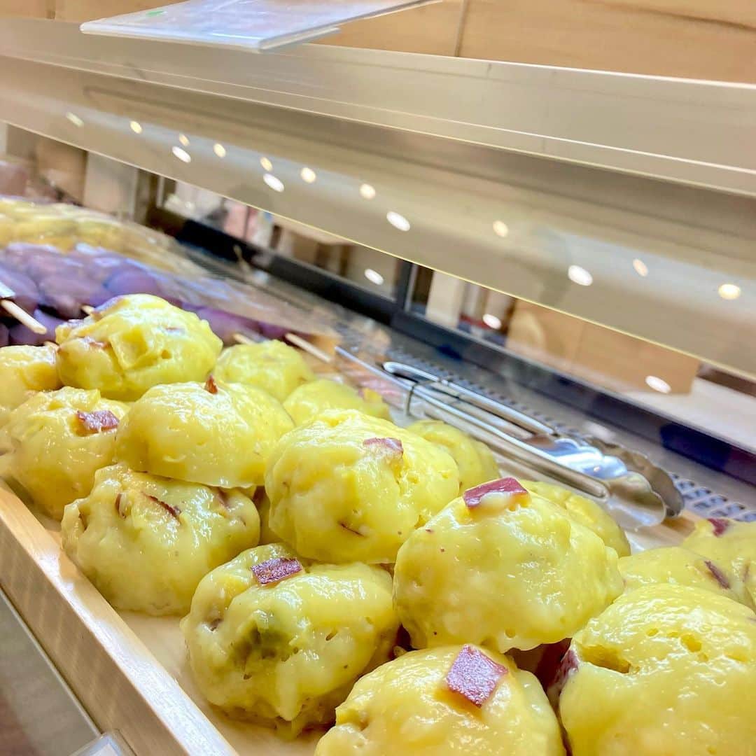 鳥越佳那のインスタグラム：「食欲の秋🍁✨  京都で人気の49店舗が 静岡伊勢丹に集結💡  会場は 京グルメやお香の香りがしていて 目を閉じれば京都！気分！でした〜⛩✨  詳しくは今日のまるごとで 紹介予定です(*´-`)  写真は、 お買い物したものと 今日のまるごとで紹介するものの一部🙆‍♀️  ...また芋芋しくなってしまいました。。 秋だからいいですよね😅？  #静岡伊勢丹 #京都展 #まるごと #秋スイーツ」